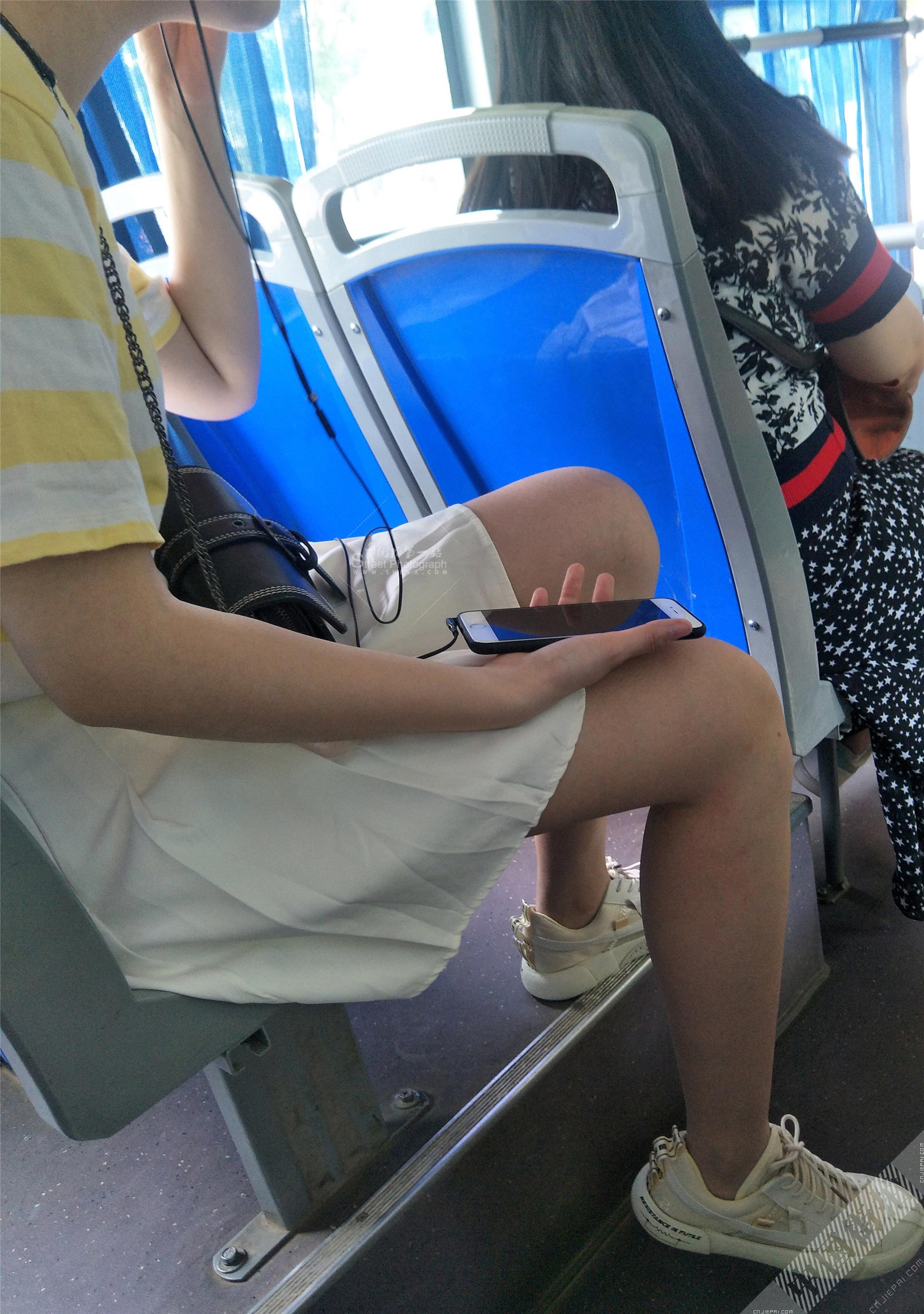 公交车跟拍短裙美女，漂亮肉色丝袜美腿 图2