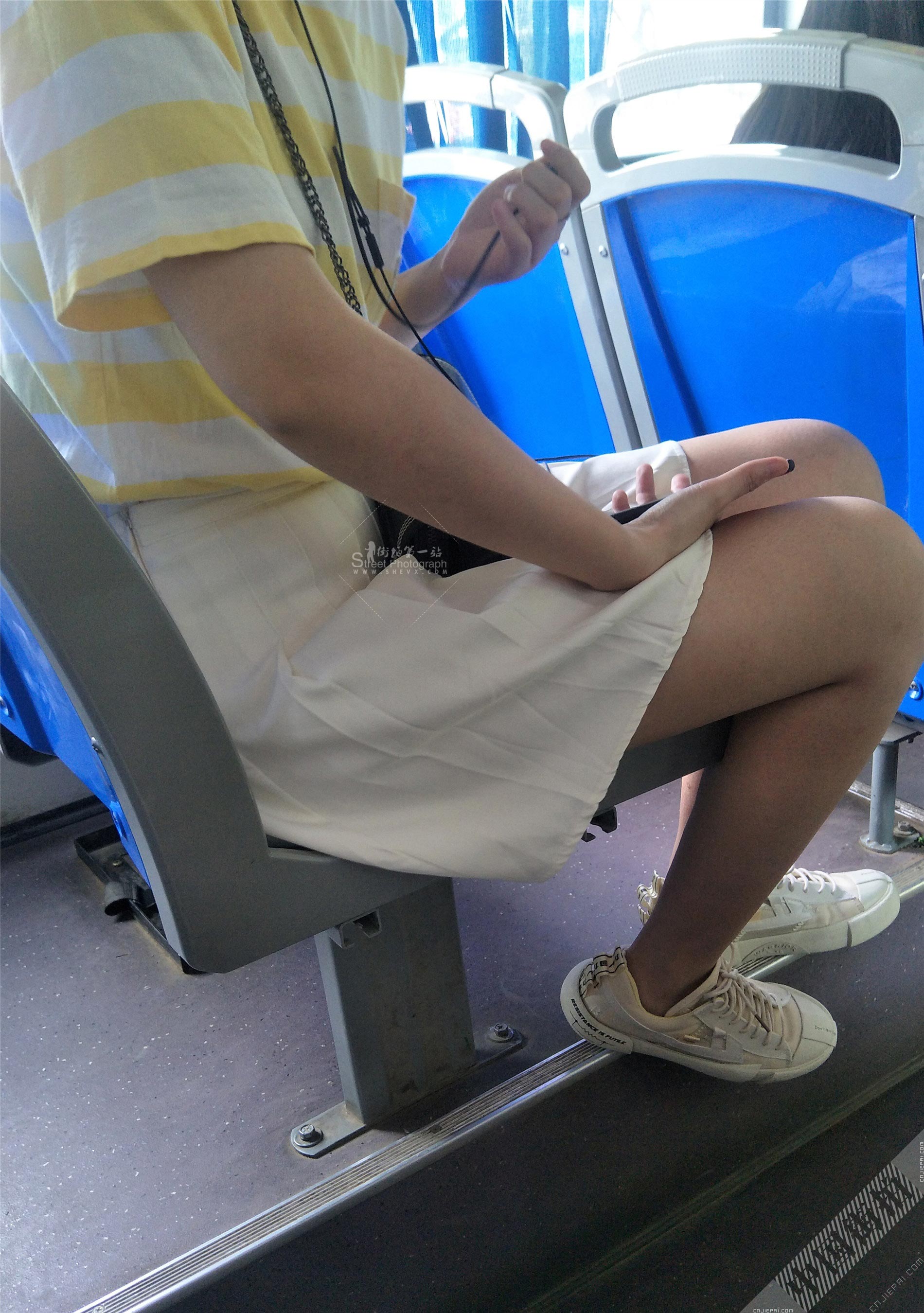 公交车跟拍短裙美女，漂亮肉色丝袜美腿 图5