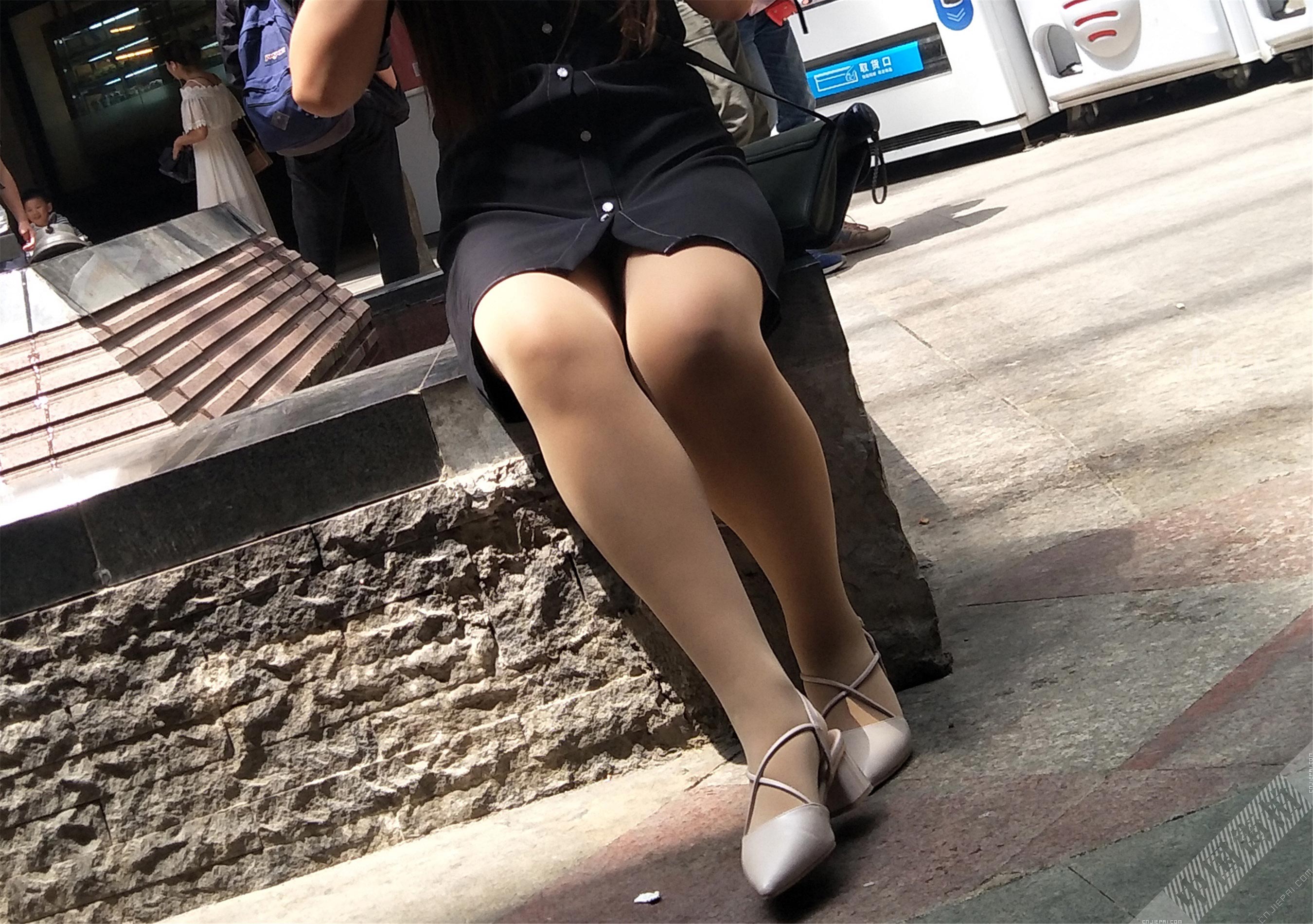 街拍坐着休息的短裙美女，超清特写厚肉丝美腿 图1