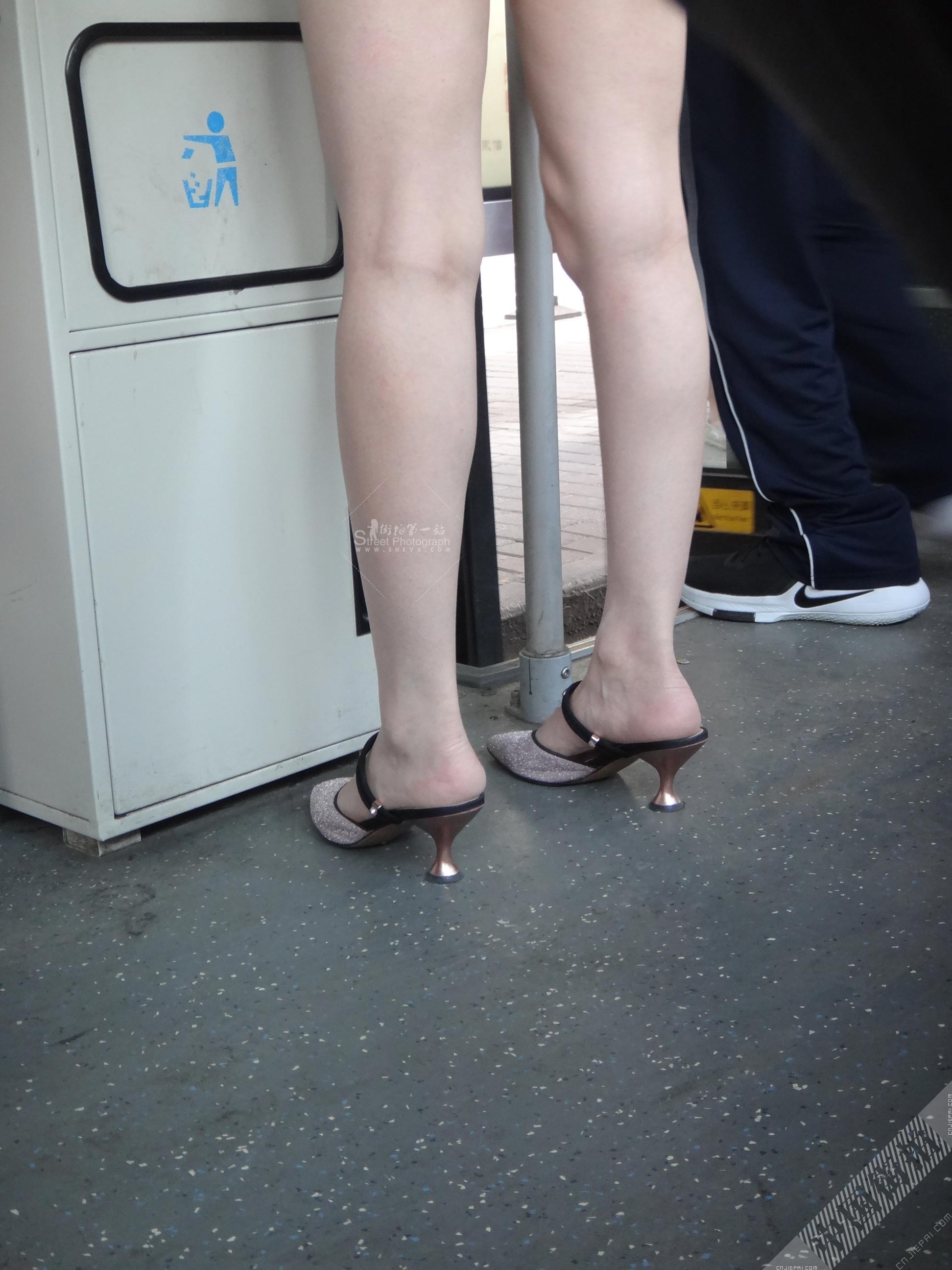 公交车上站在门口的热裤美腿 图2