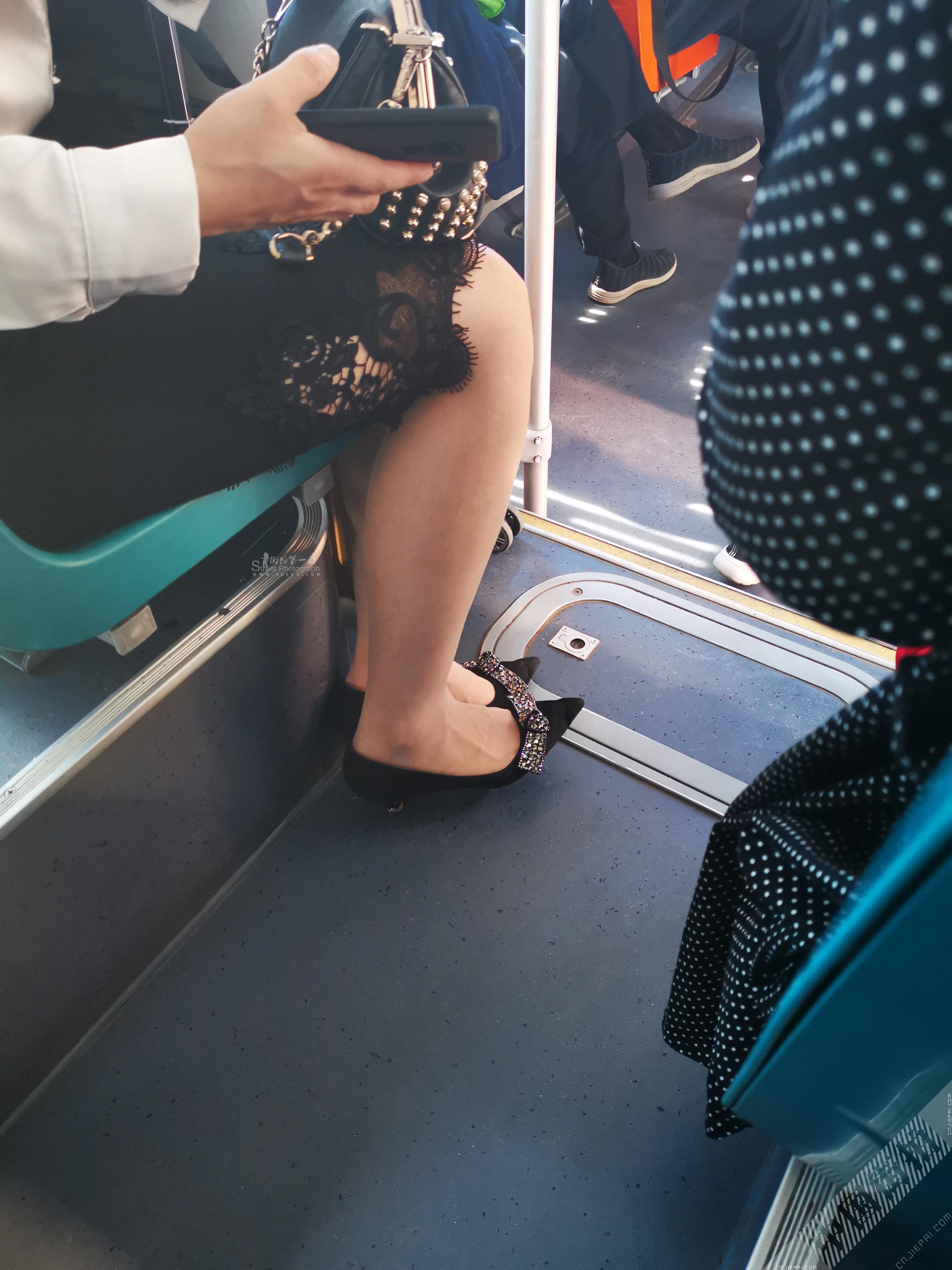公交车旁边座位上的黑色蕾丝边裙子少妇 图1