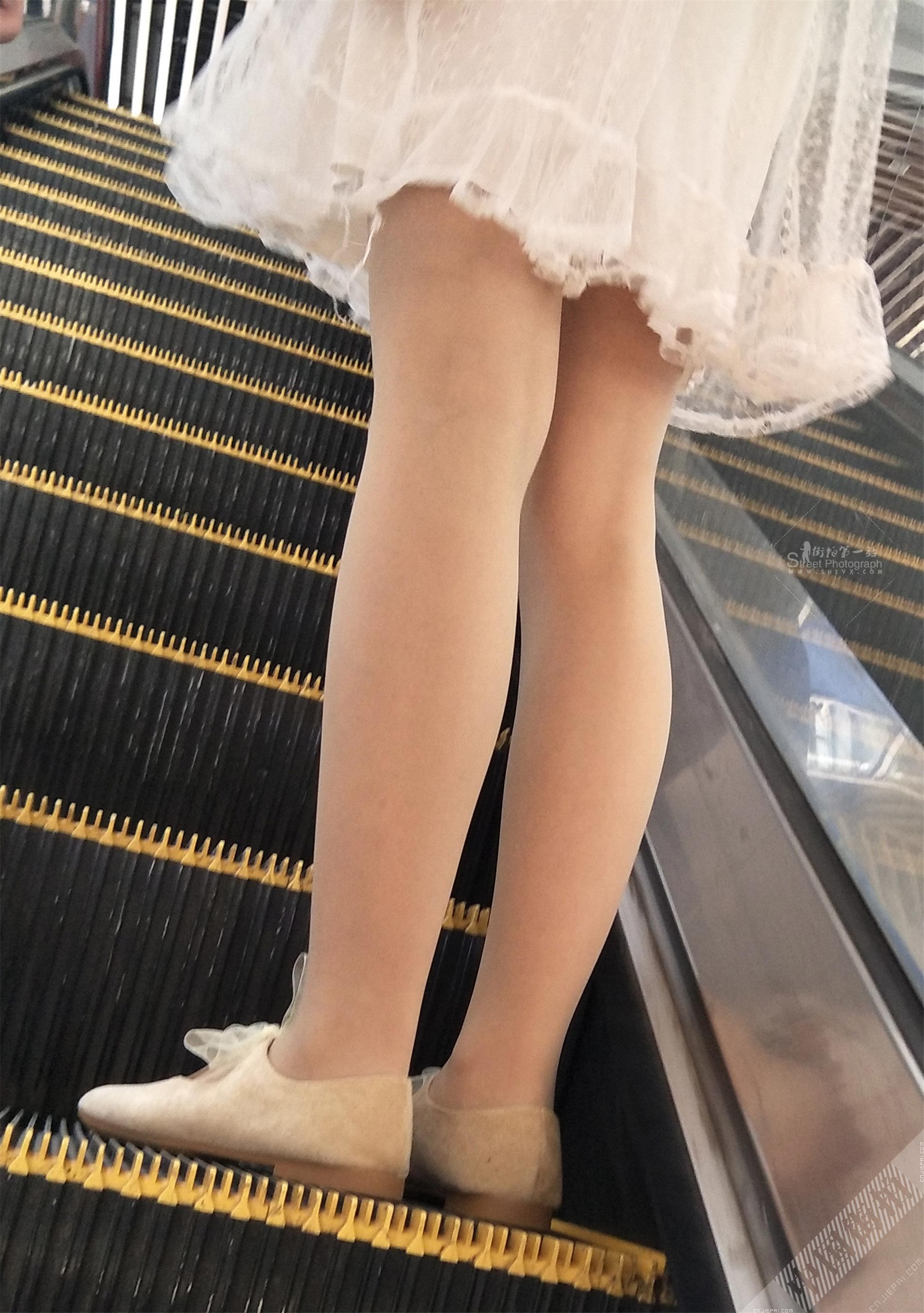 自动扶梯上白色连衣裙厚肉色丝袜美女 图3