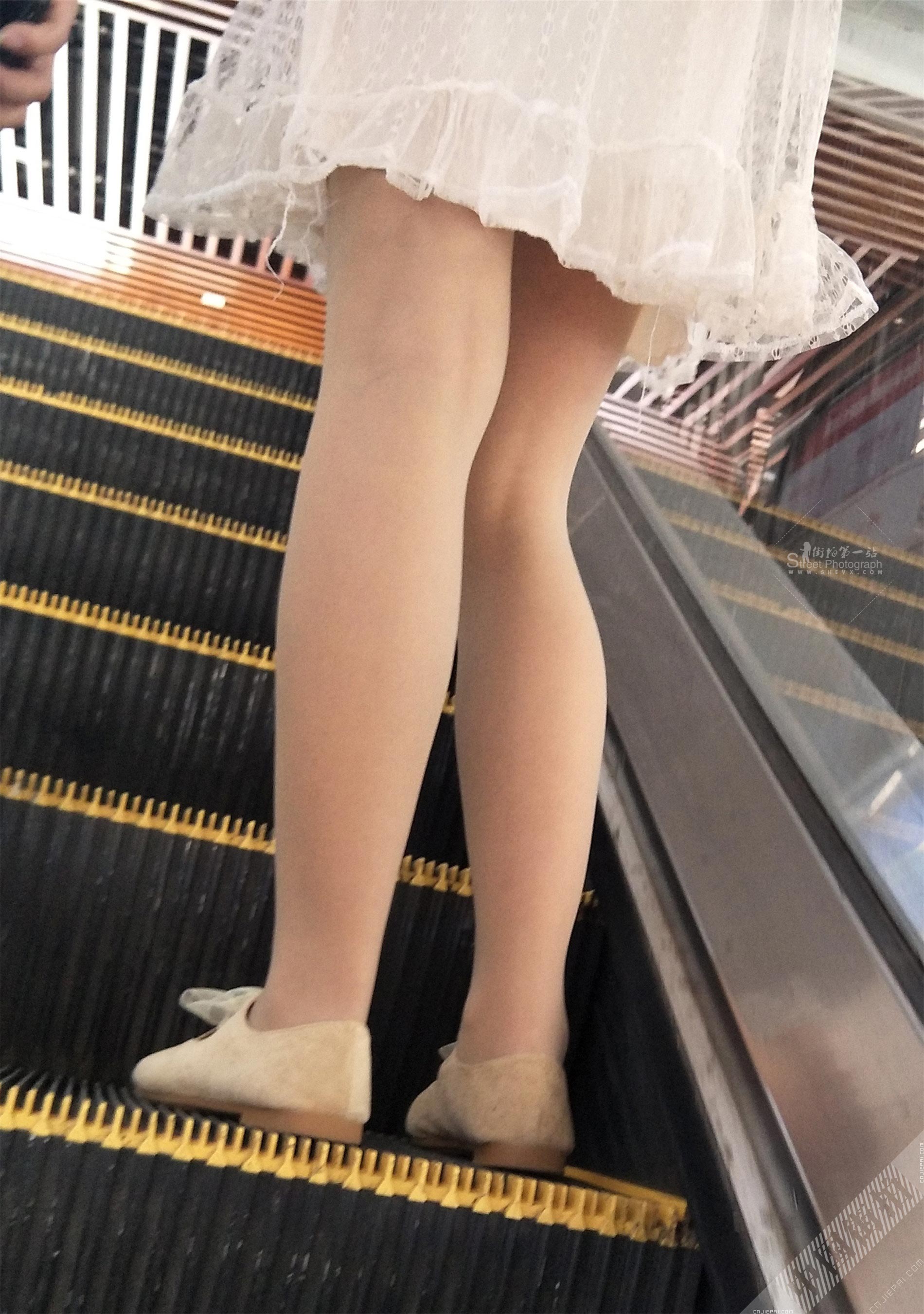 自动扶梯上白色连衣裙厚肉色丝袜美女 图6