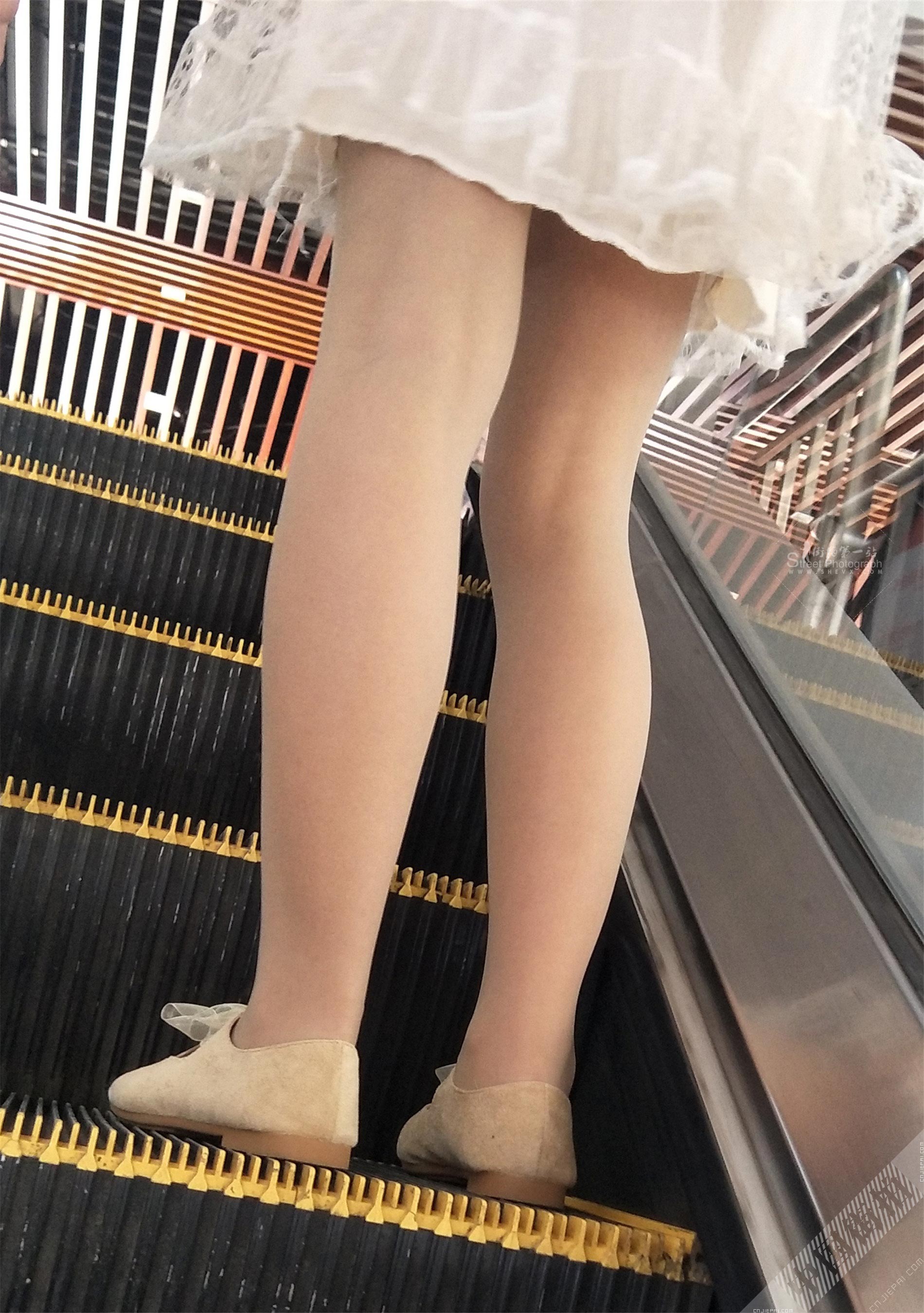 自动扶梯上白色连衣裙厚肉色丝袜美女 图7
