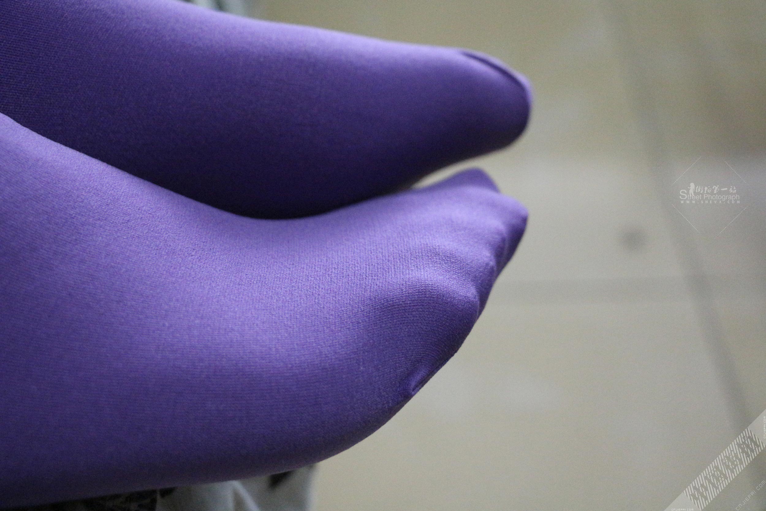 情人穿上紫色连裤袜性感妩媚，特写丝脚美臀 图8