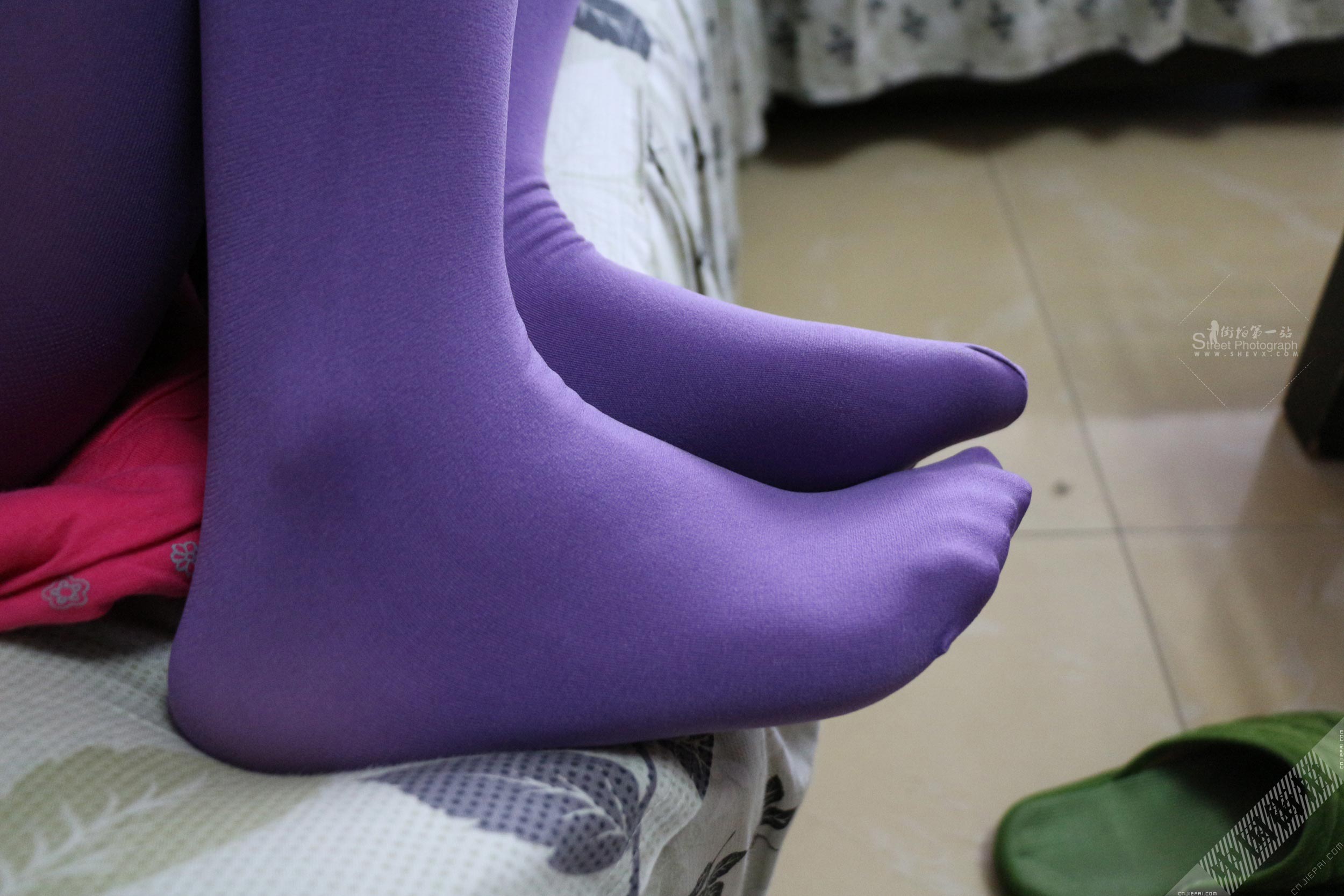 情人穿上紫色连裤袜性感妩媚，特写丝脚美臀 图9