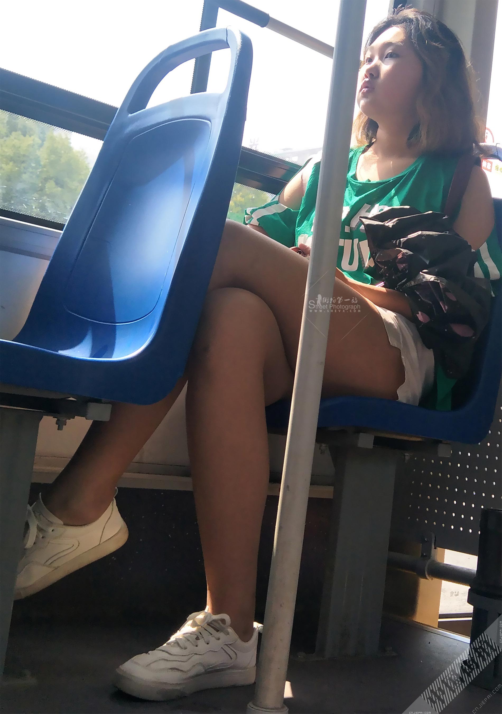 公交车上短裤MM的肉丝大腿 图1