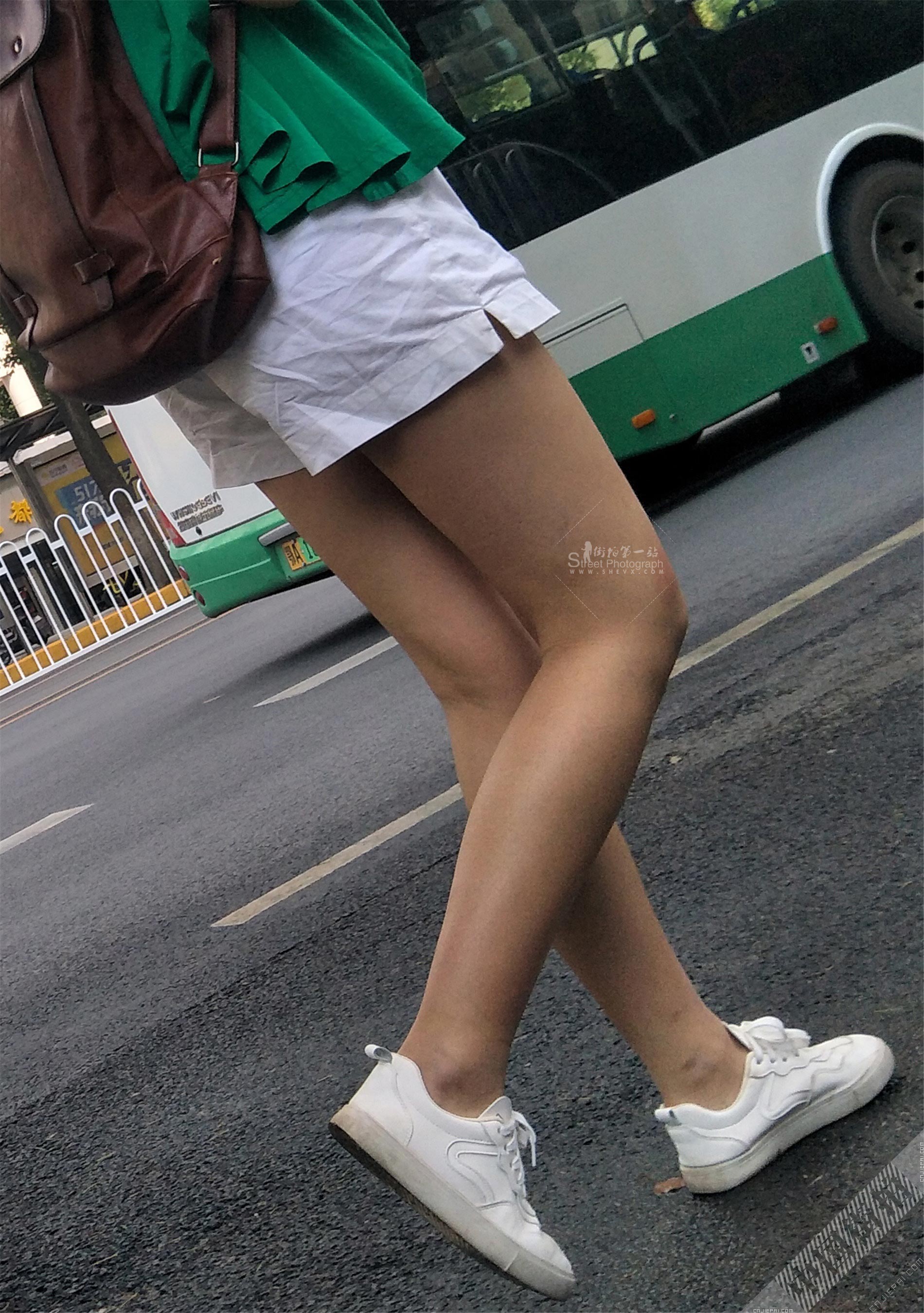公交车上短裤MM的肉丝大腿 图12