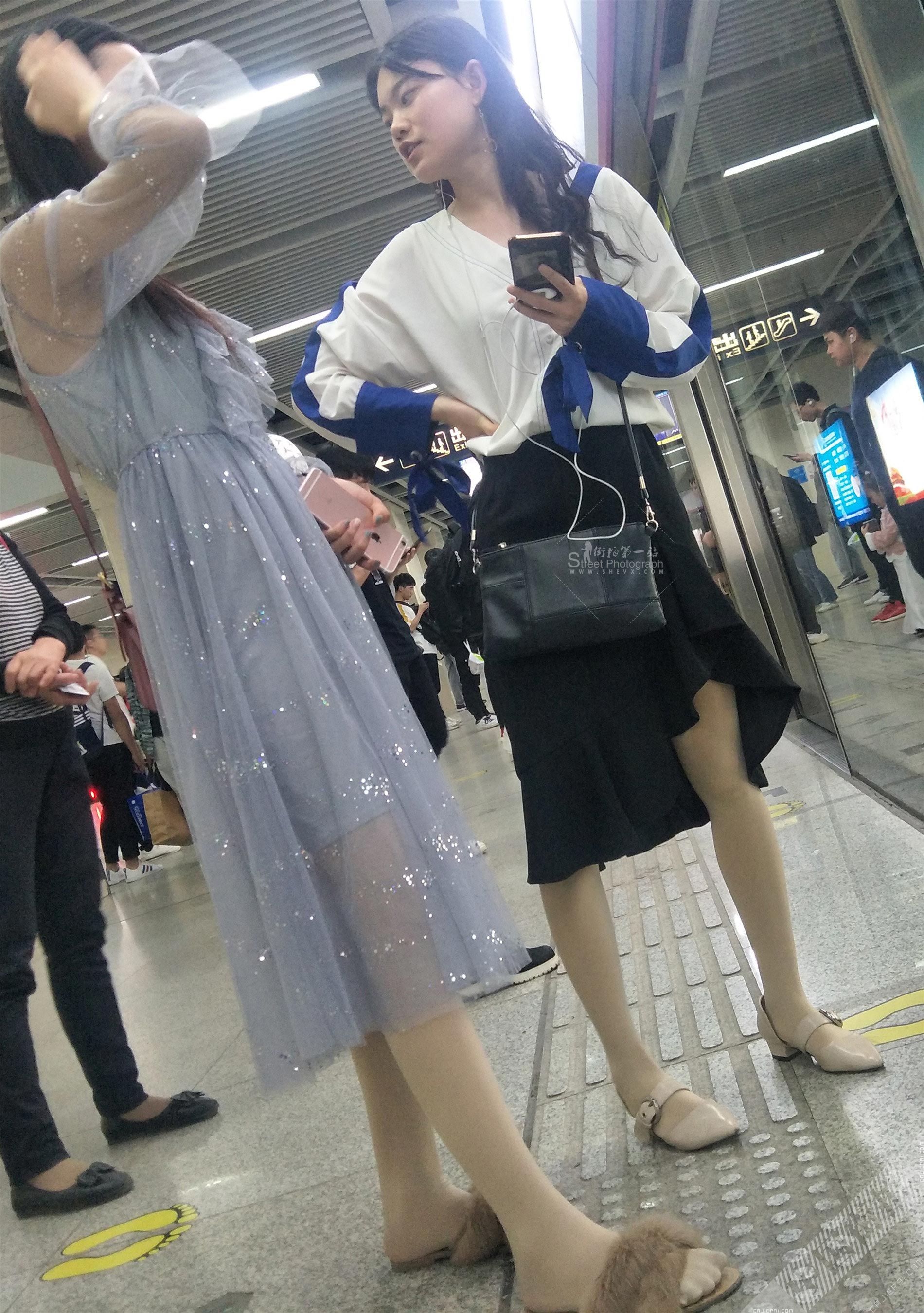 两位坐地铁的厚肉丝长裙美女 图5