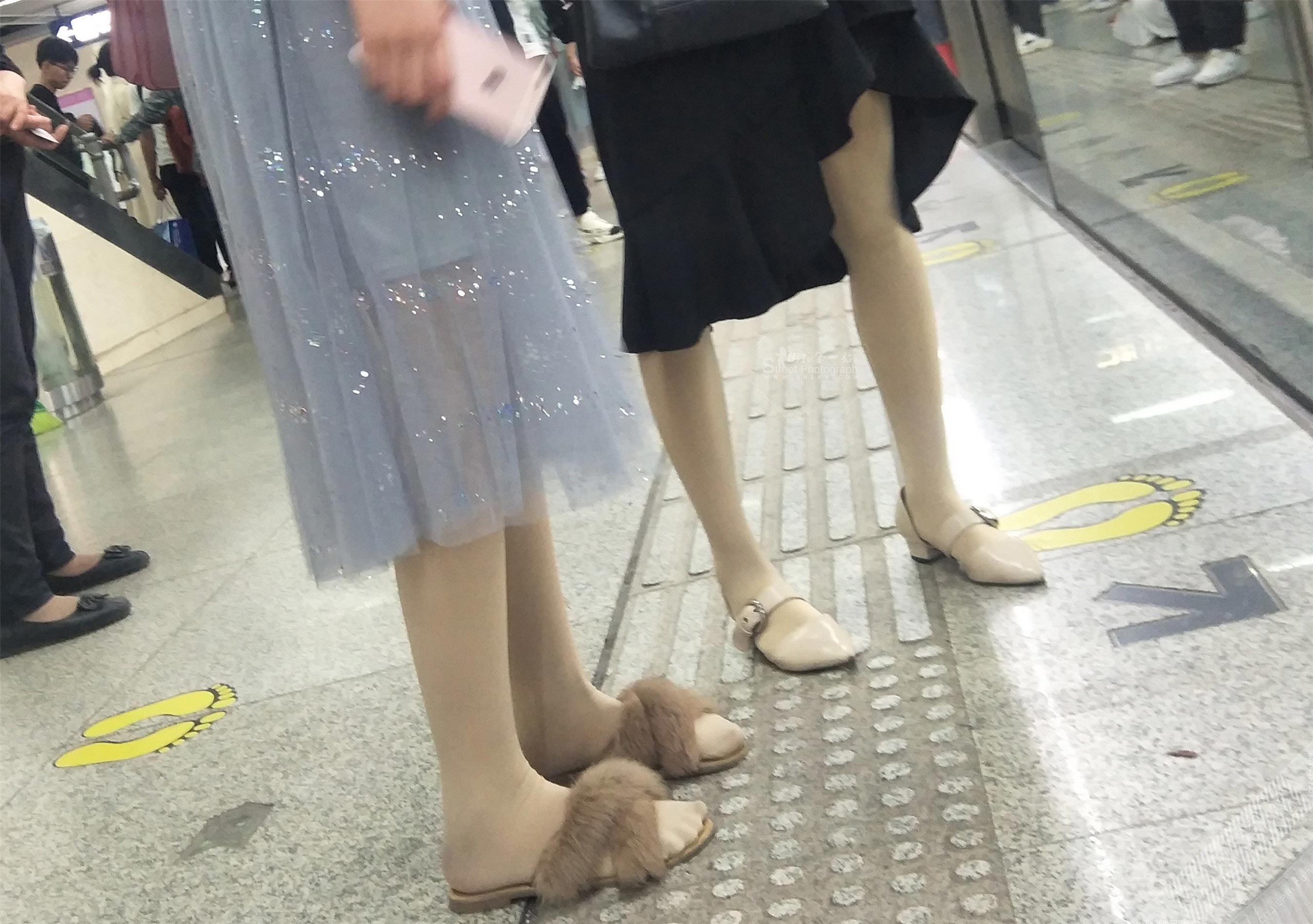 两位坐地铁的厚肉丝长裙美女 图7