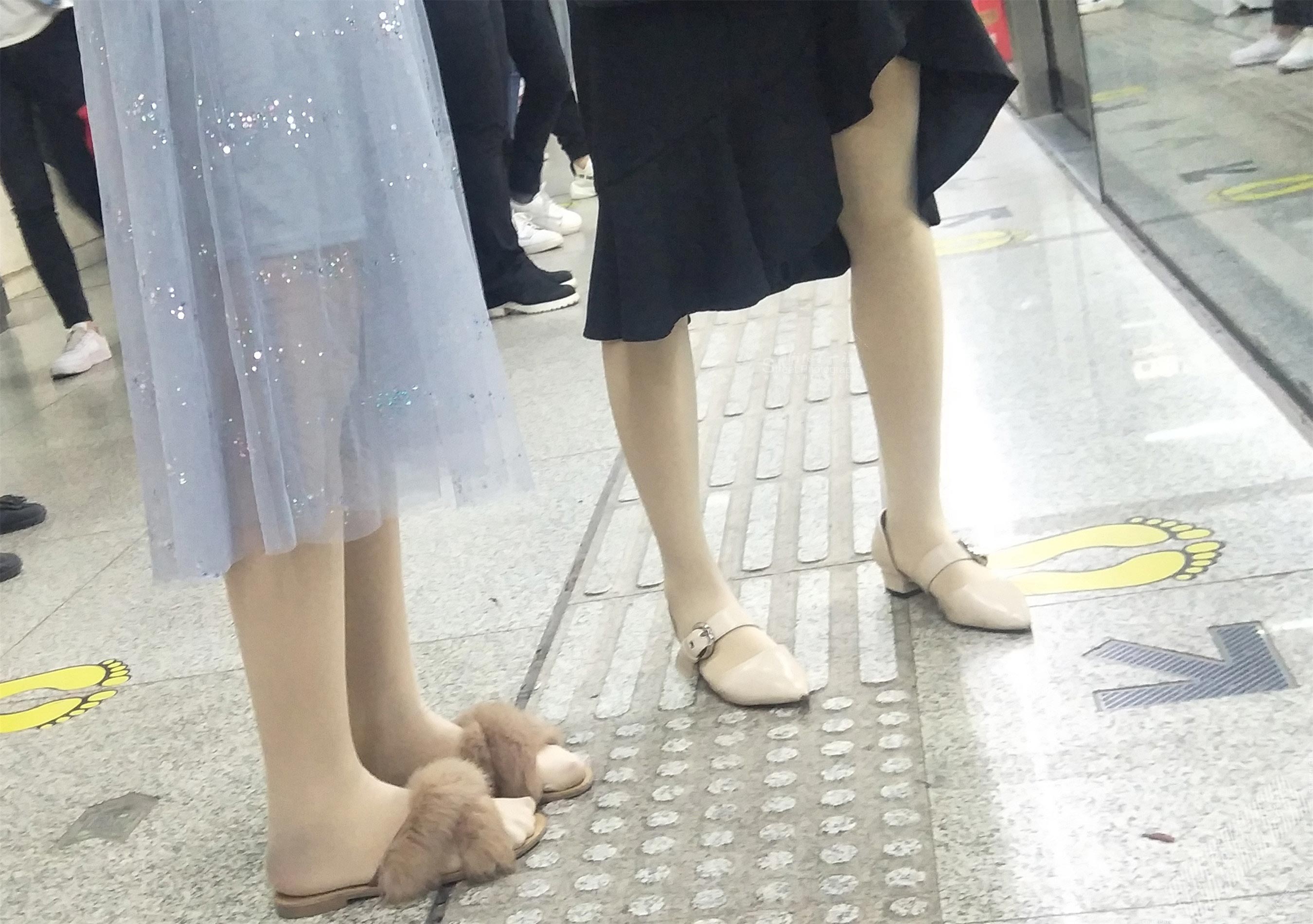 两位坐地铁的厚肉丝长裙美女 图8