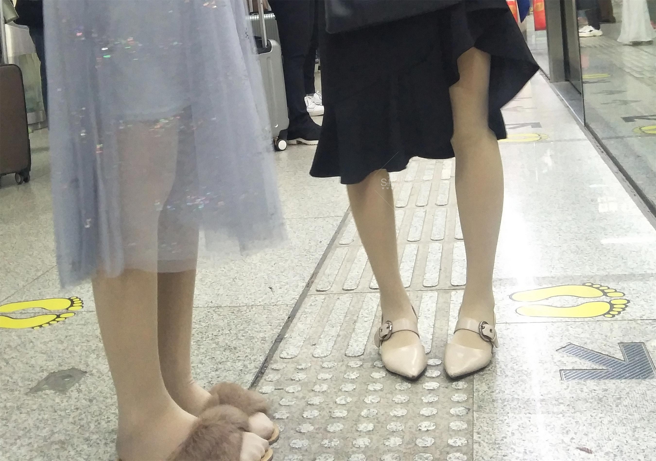 两位坐地铁的厚肉丝长裙美女 图11