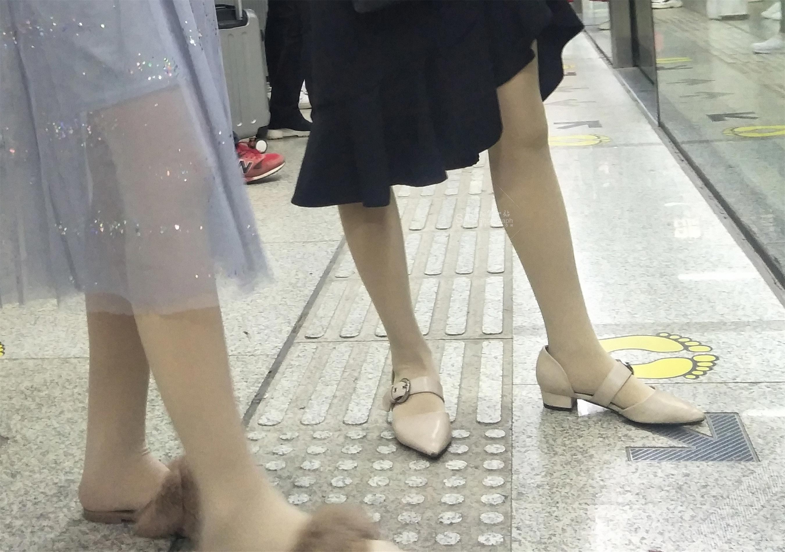 两位坐地铁的厚肉丝长裙美女 图12