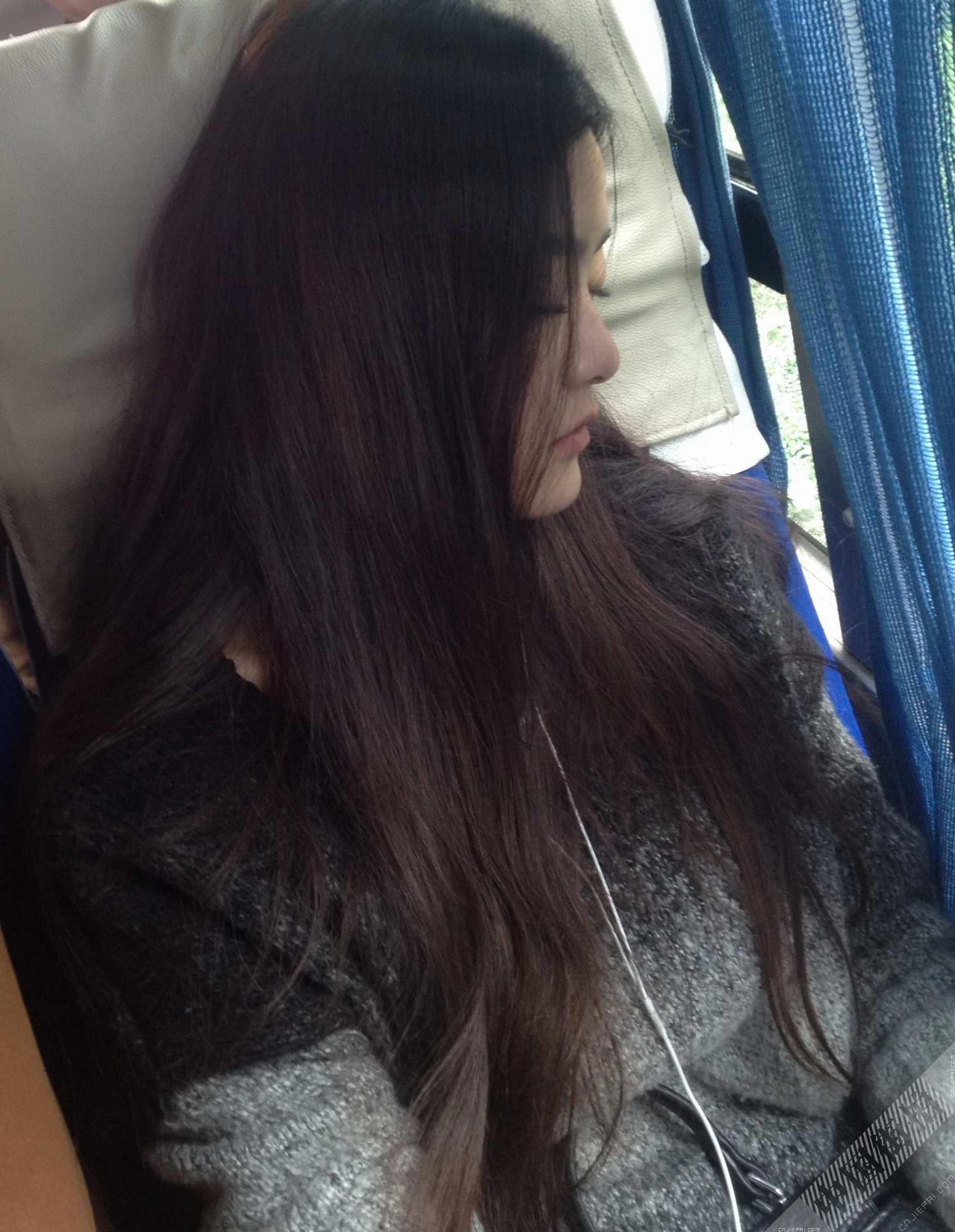 长发美女公交车上睡着了，静静的真好看 图1