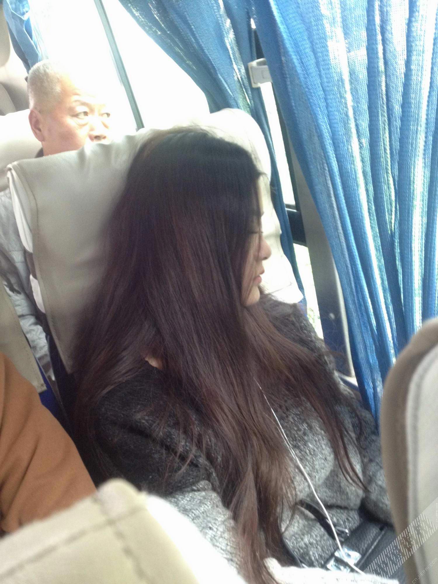 长发美女公交车上睡着了，静静的真好看 图2