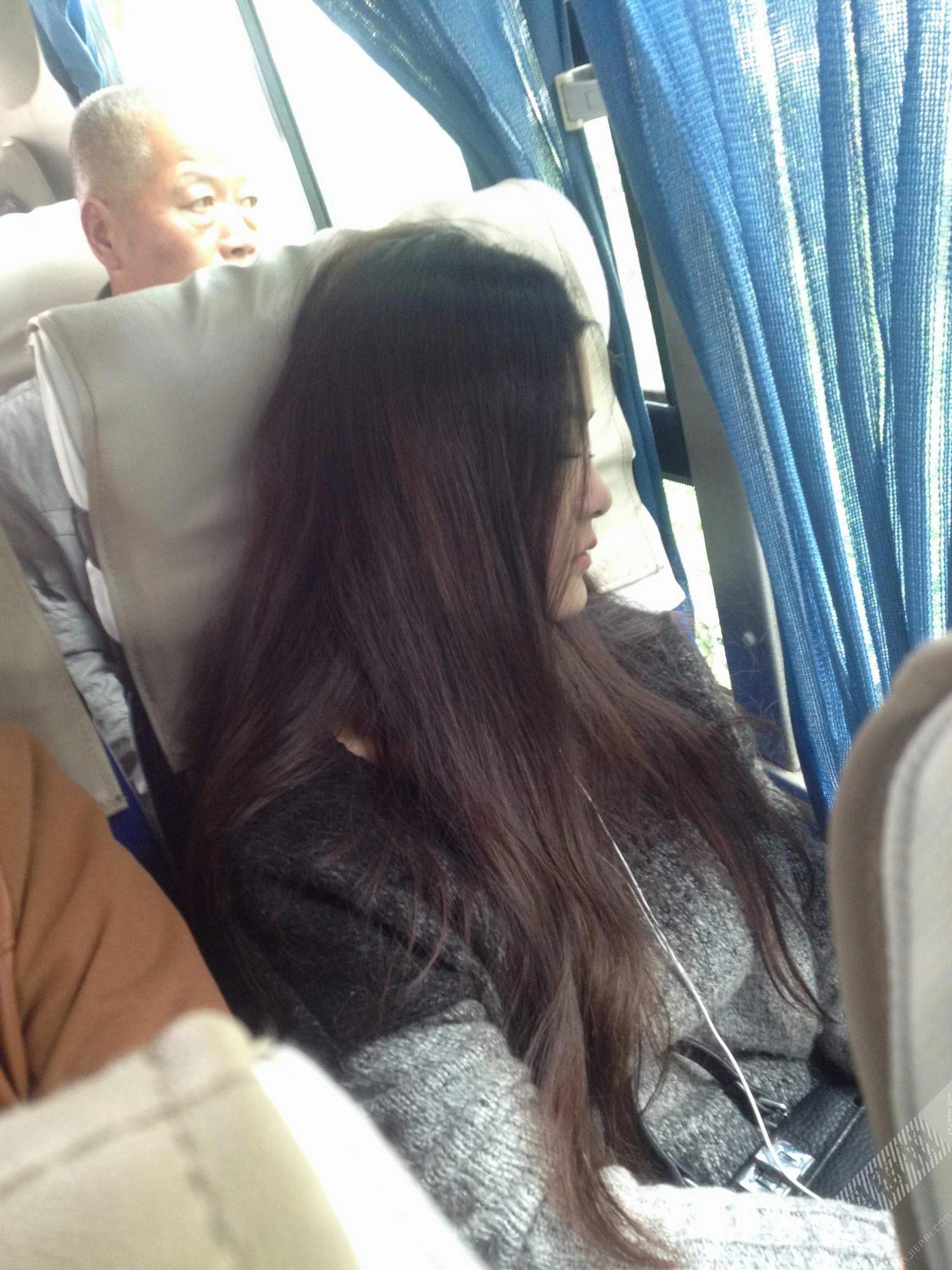 长发美女公交车上睡着了，静静的真好看 图3