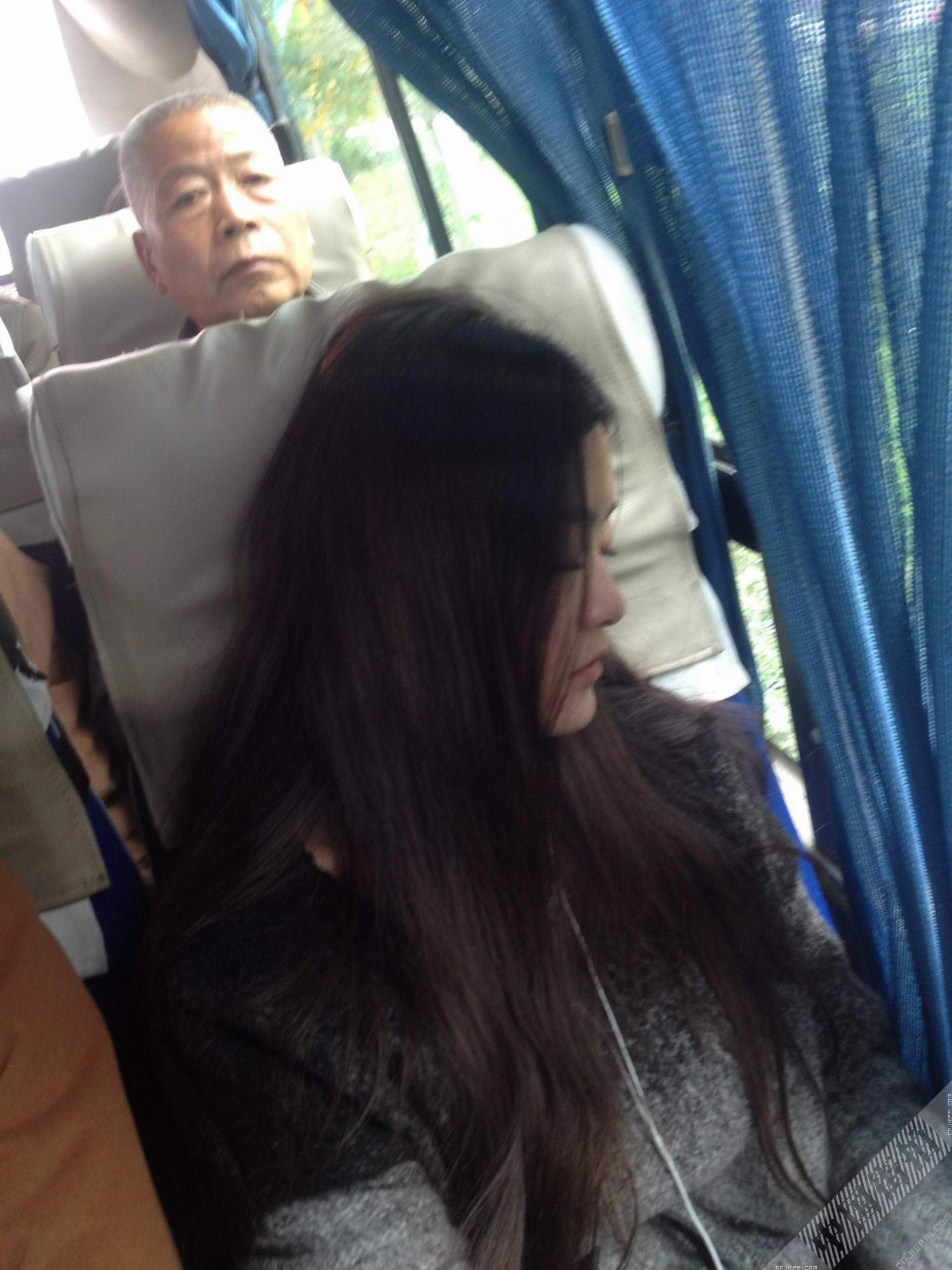 长发美女公交车上睡着了，静静的真好看 图6