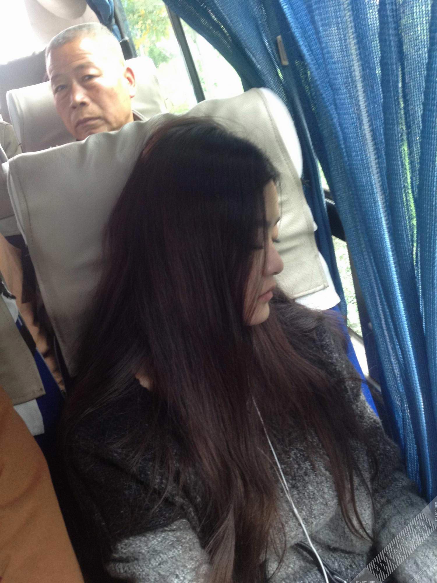 长发美女公交车上睡着了，静静的真好看 图7