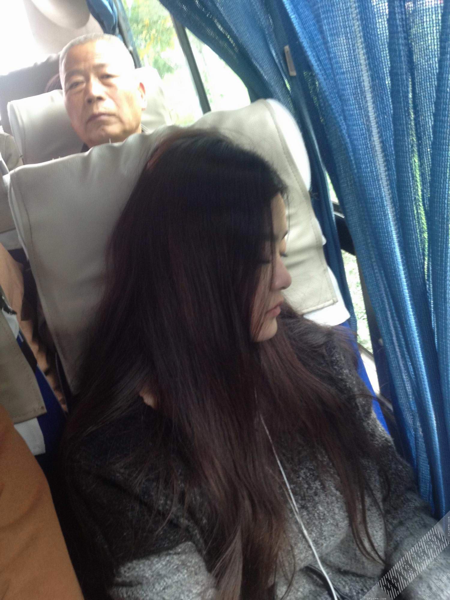 长发美女公交车上睡着了，静静的真好看 图8