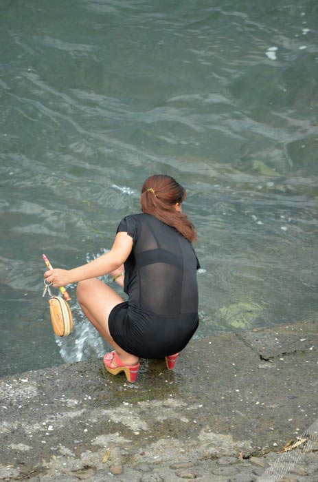 抓拍河边嬉水的少妇，透视后背和内痕 图8