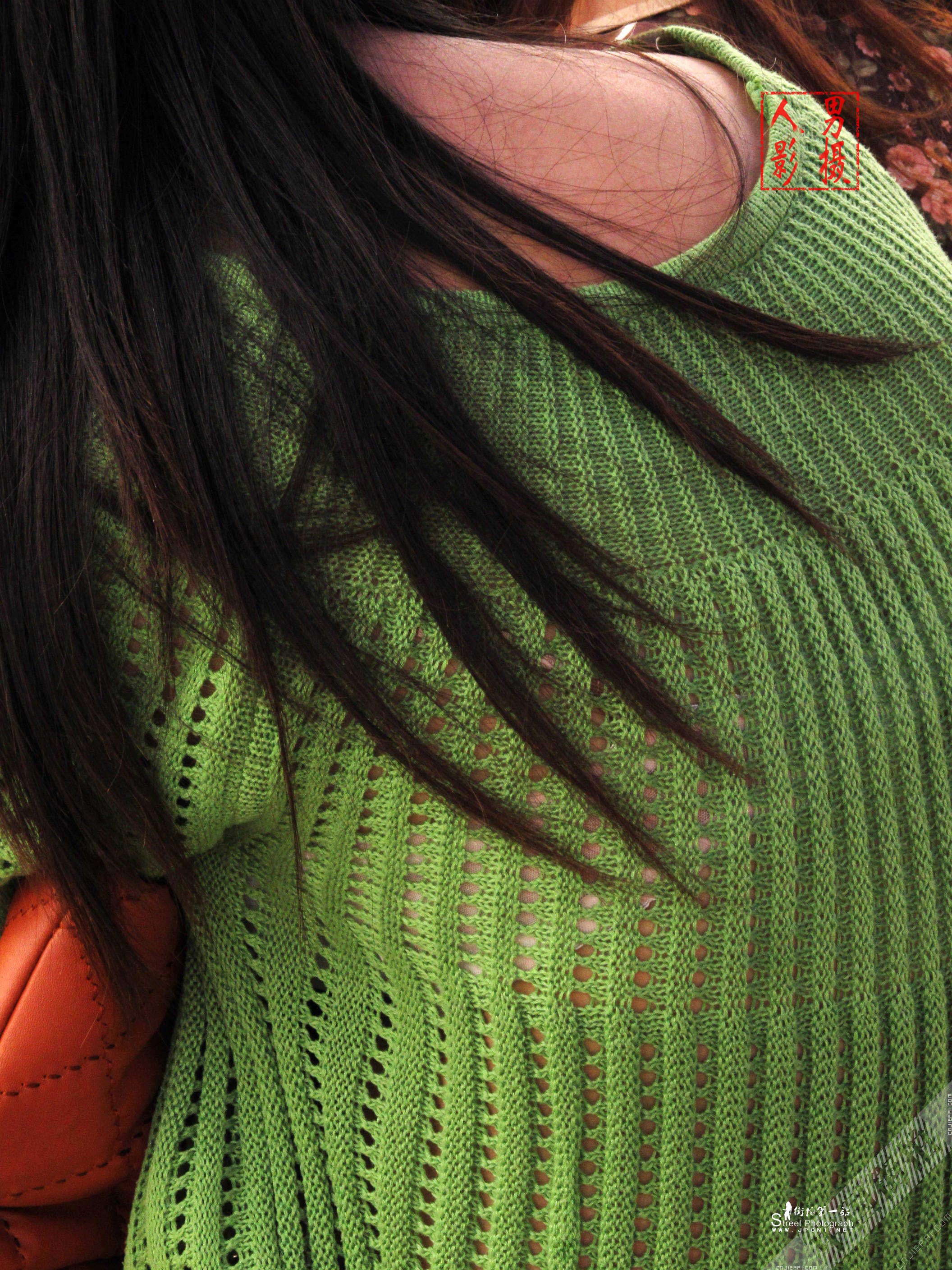 美女穿着半透的毛衣，胸罩清晰可见 图4