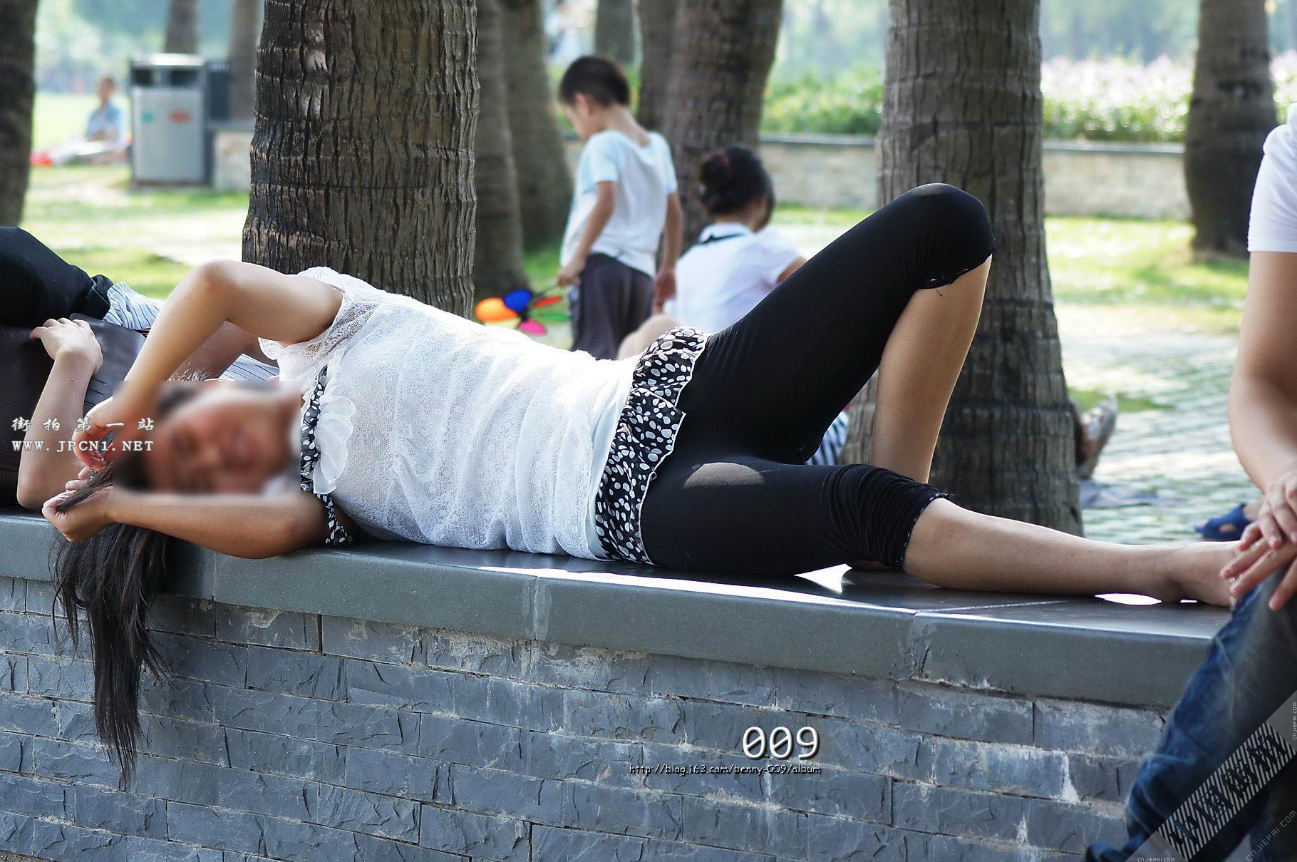 公园里躺在石台上的少妇，肆意露腚斑点内裤 图6
