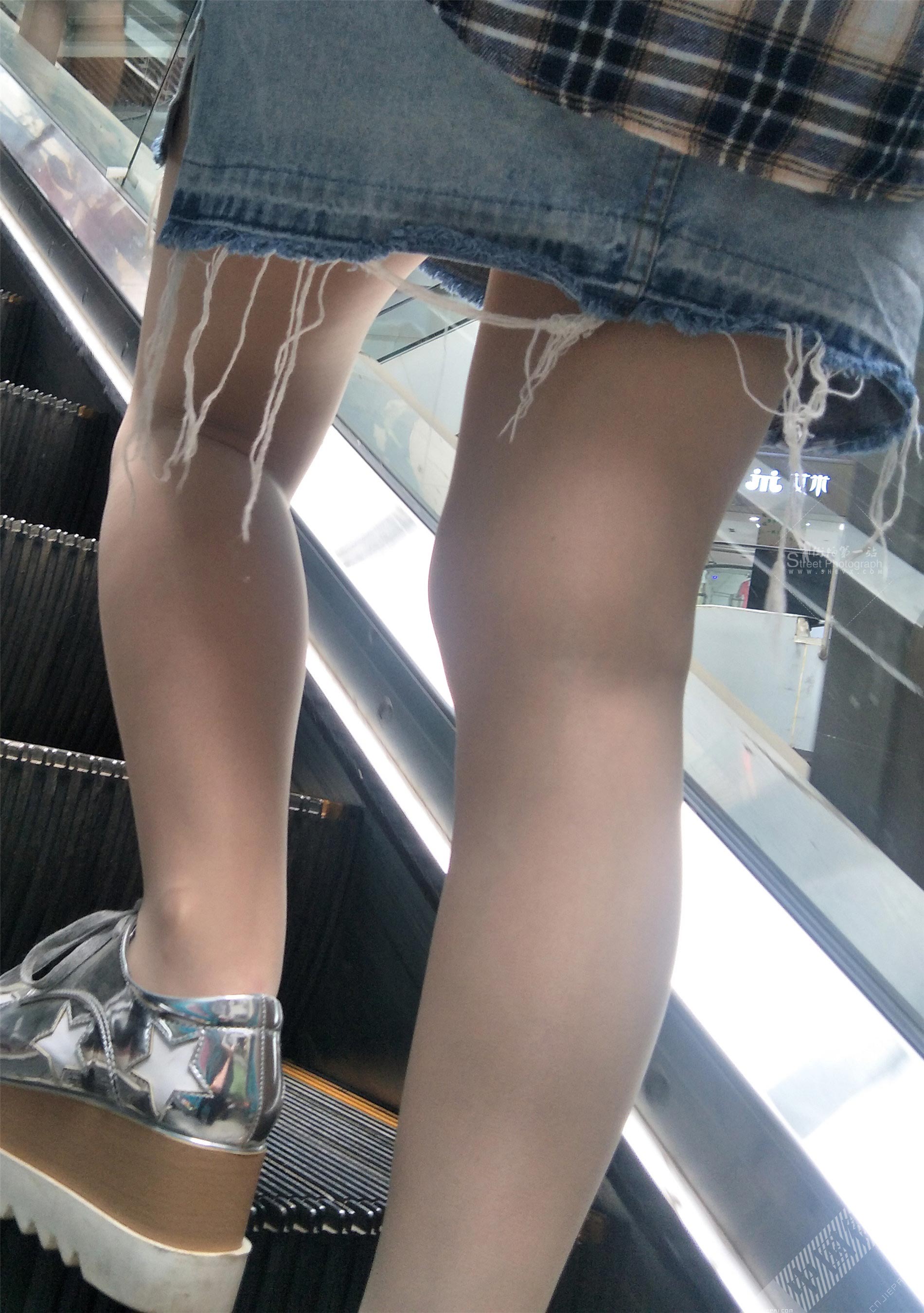 电梯抓拍厚肉丝牛仔短裙美腿，性感丝滑 图4
