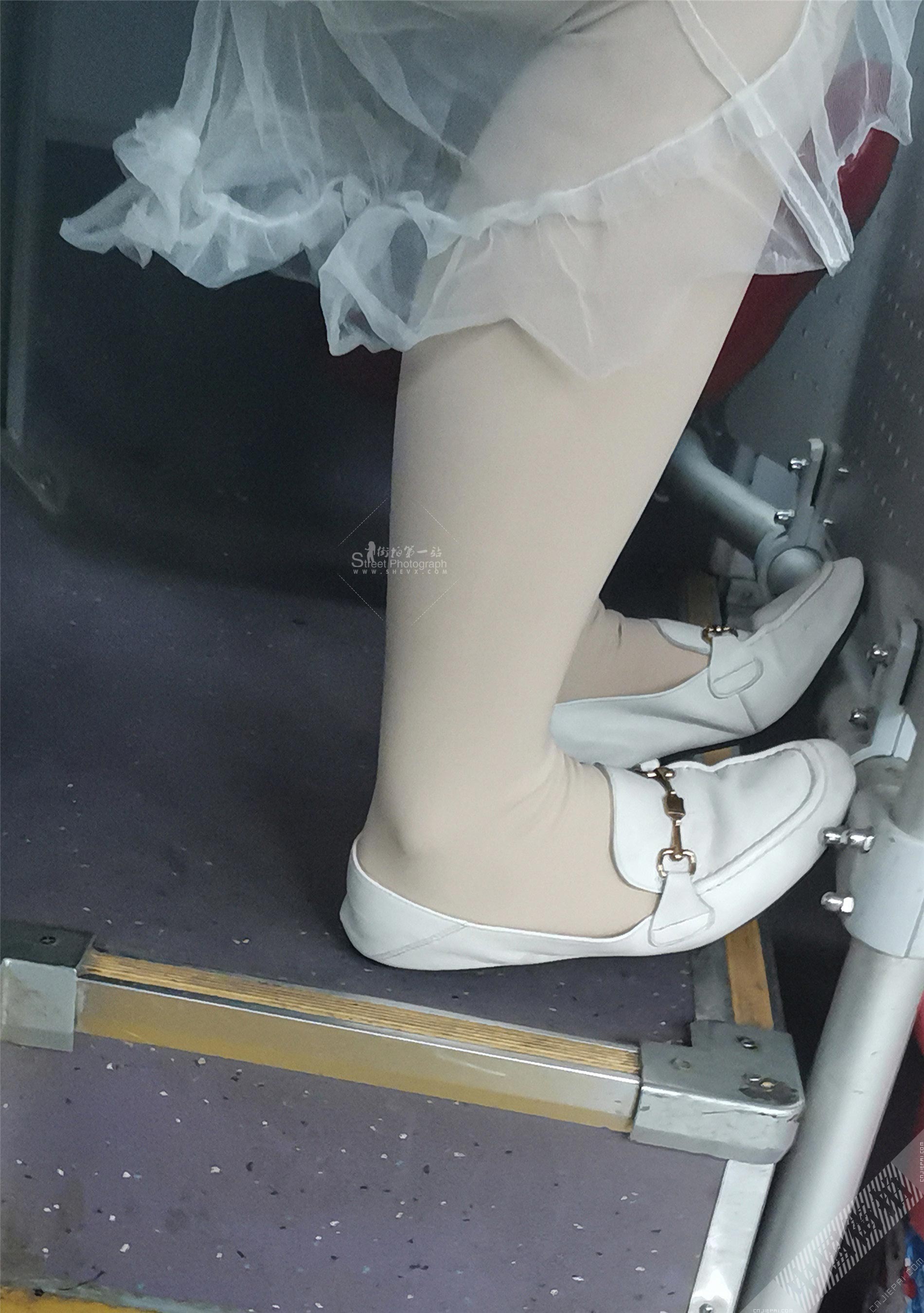 公交车上厚肉丝少妇的诱人丝袜美腿 图8