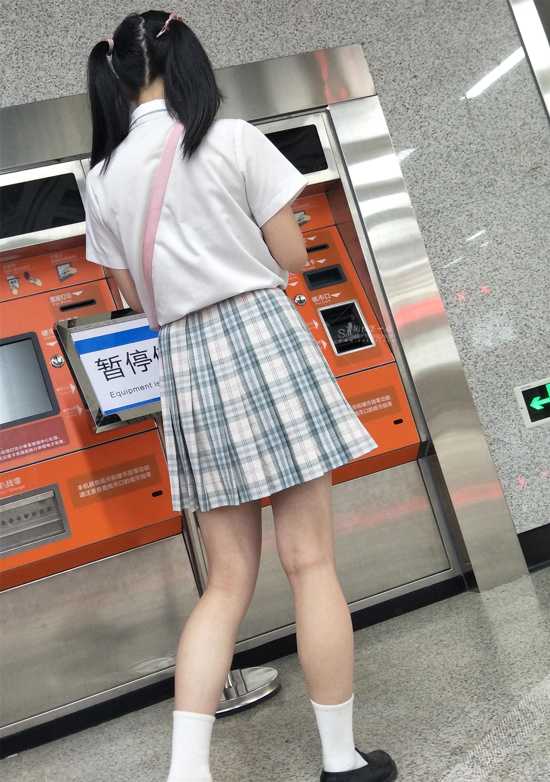 街拍地铁站里的学生装短裙美女 图1