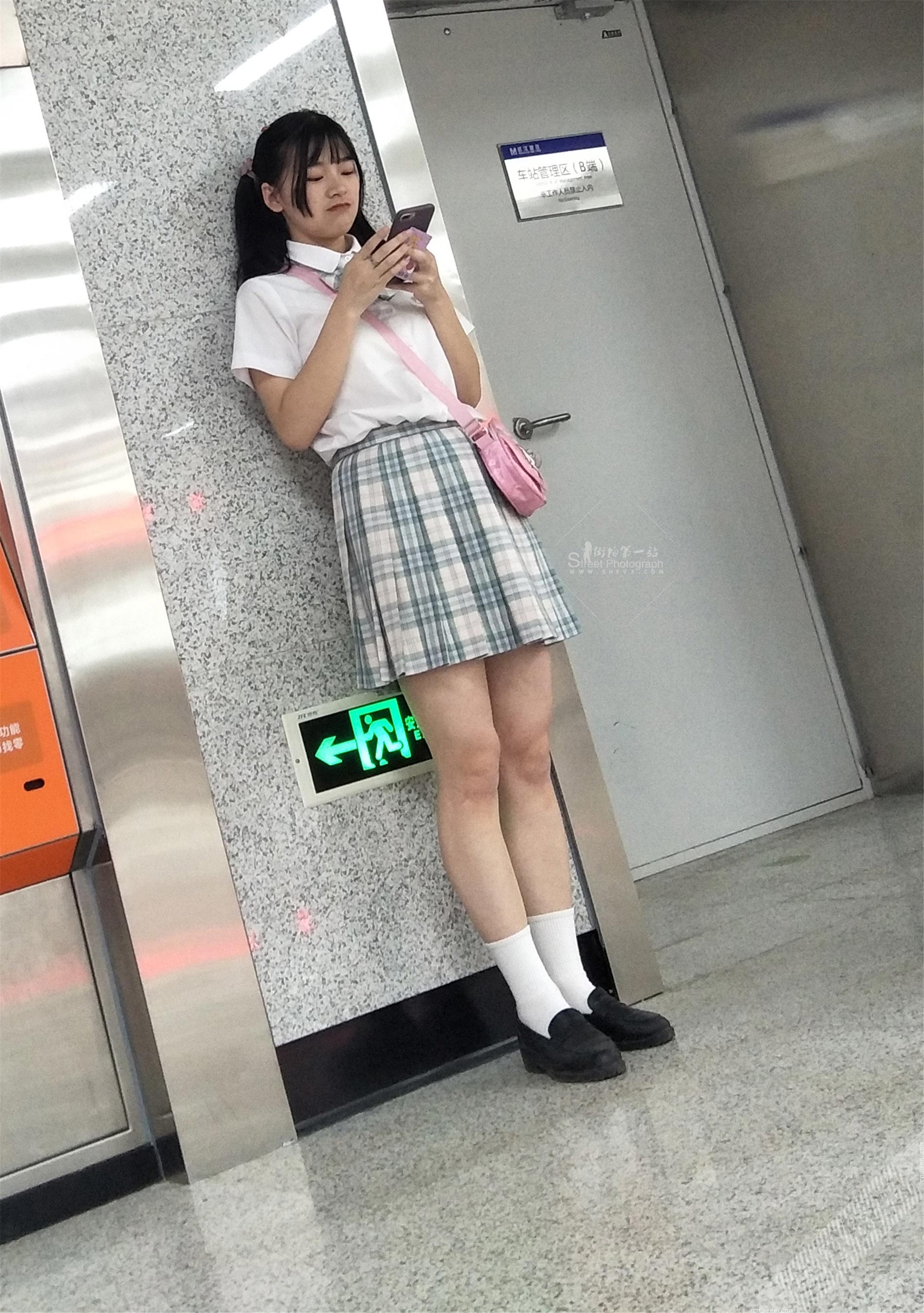 街拍地铁站里的学生装短裙美女 图2