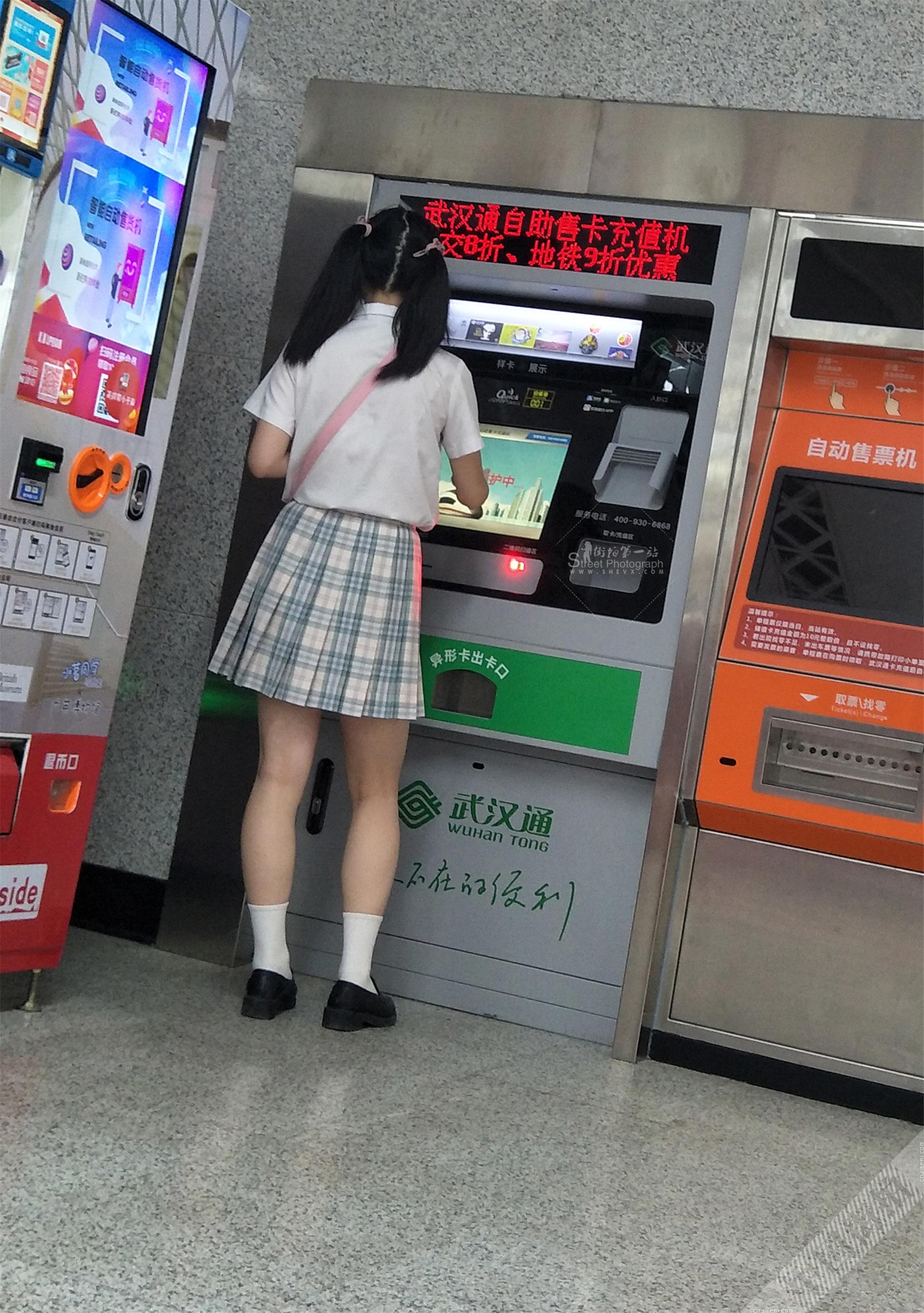 街拍地铁站里的学生装短裙美女 图3
