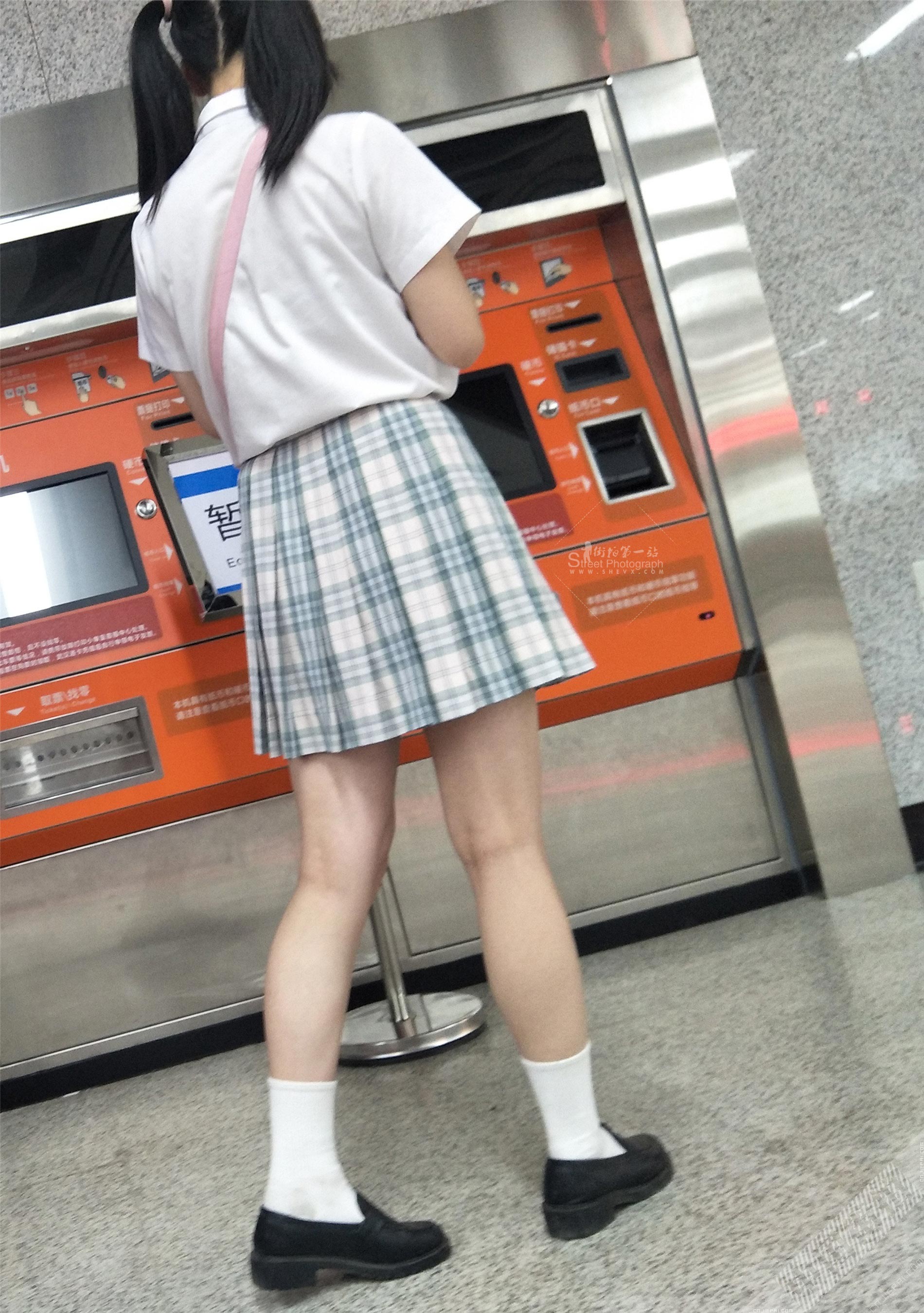 街拍地铁站里的学生装短裙美女 图7