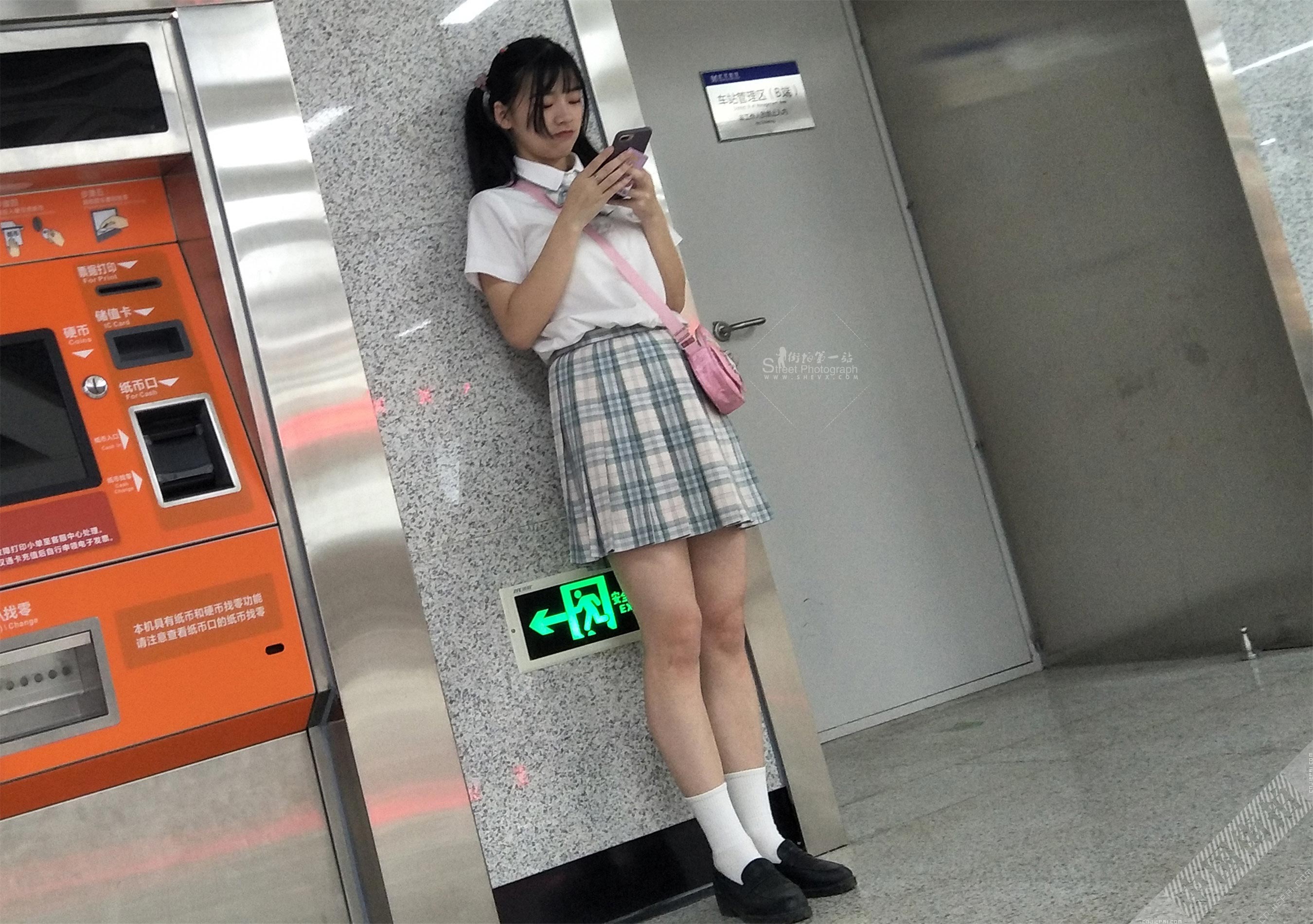 街拍地铁站里的学生装短裙美女 图9