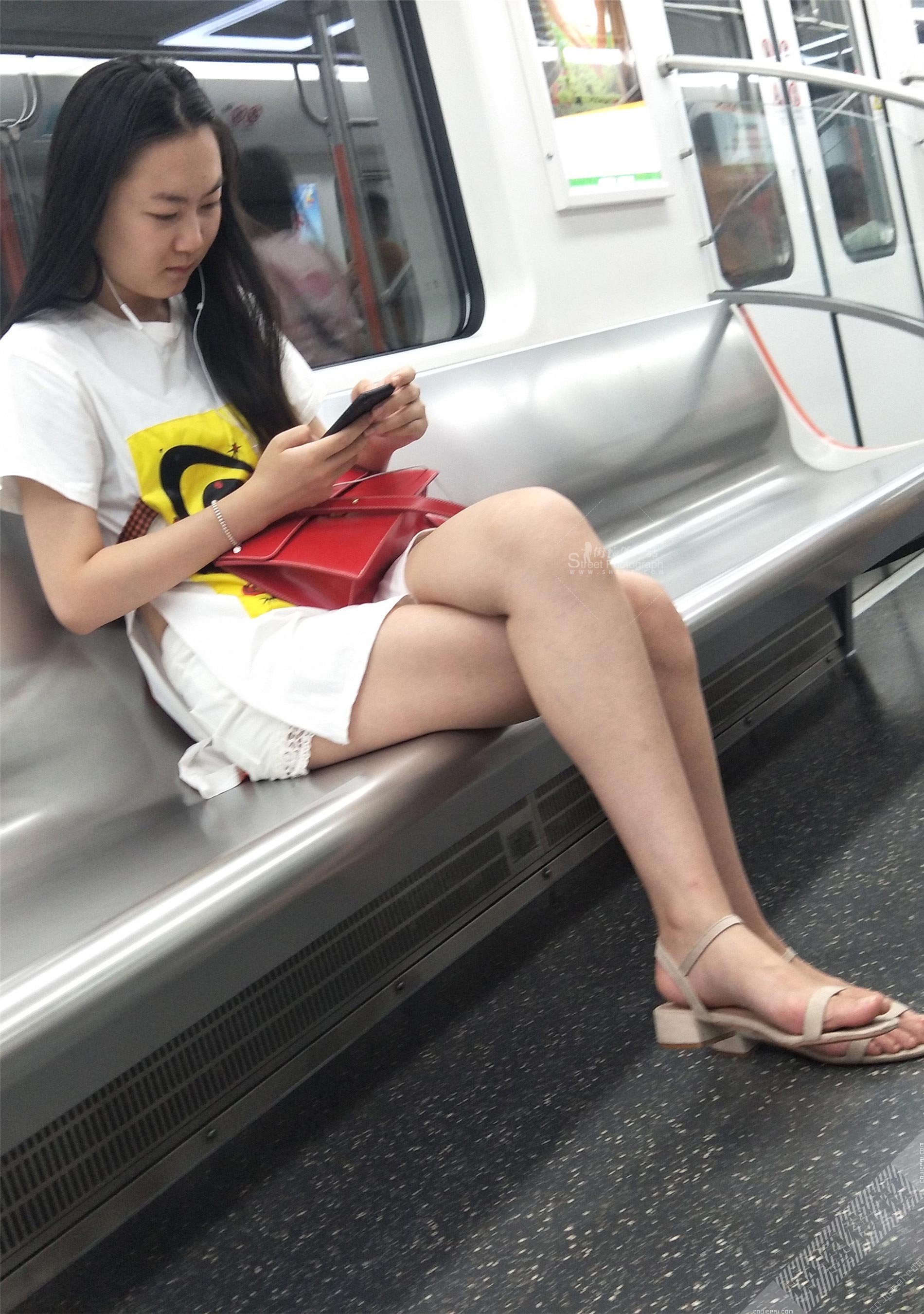 地铁里的蕾丝边热裤长发美女 图10