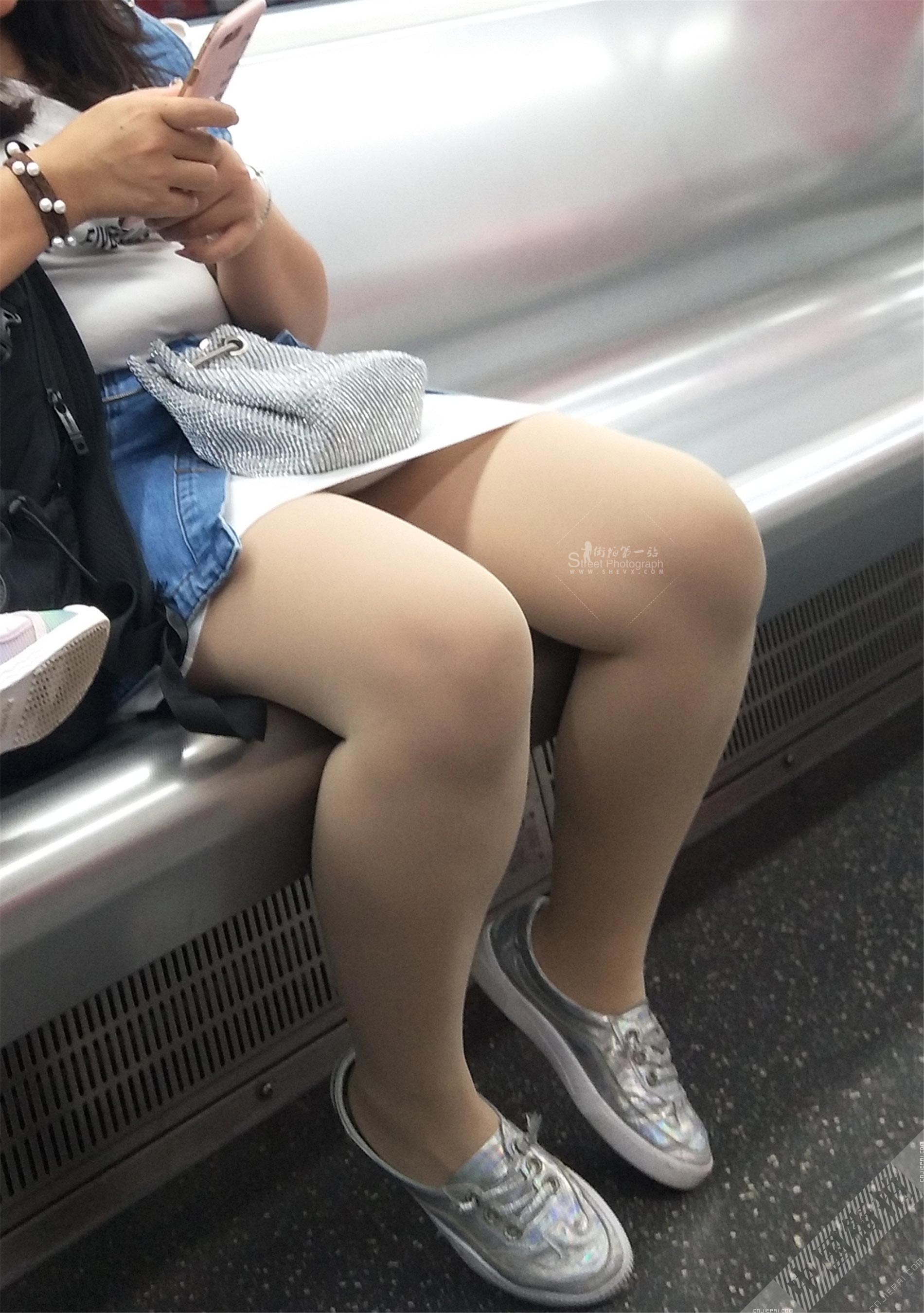 地铁里的短裙厚肉丝丰满少妇 图1