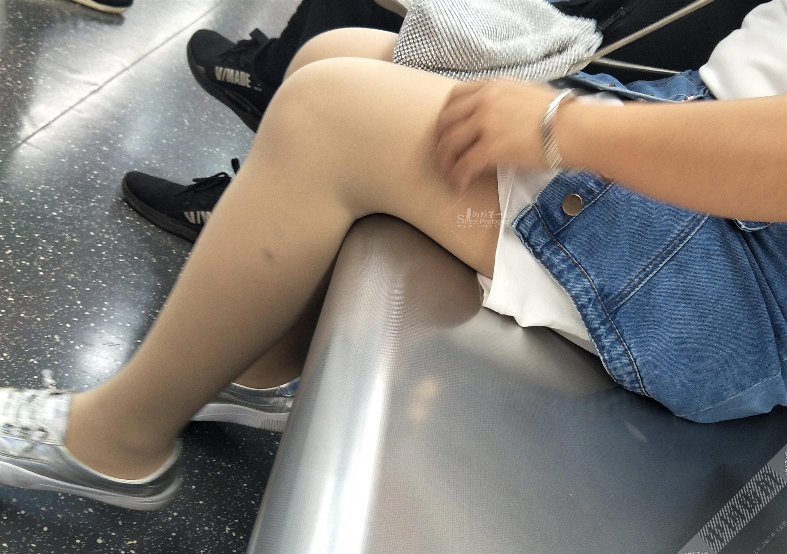 地铁里的短裙厚肉丝丰满少妇 图4