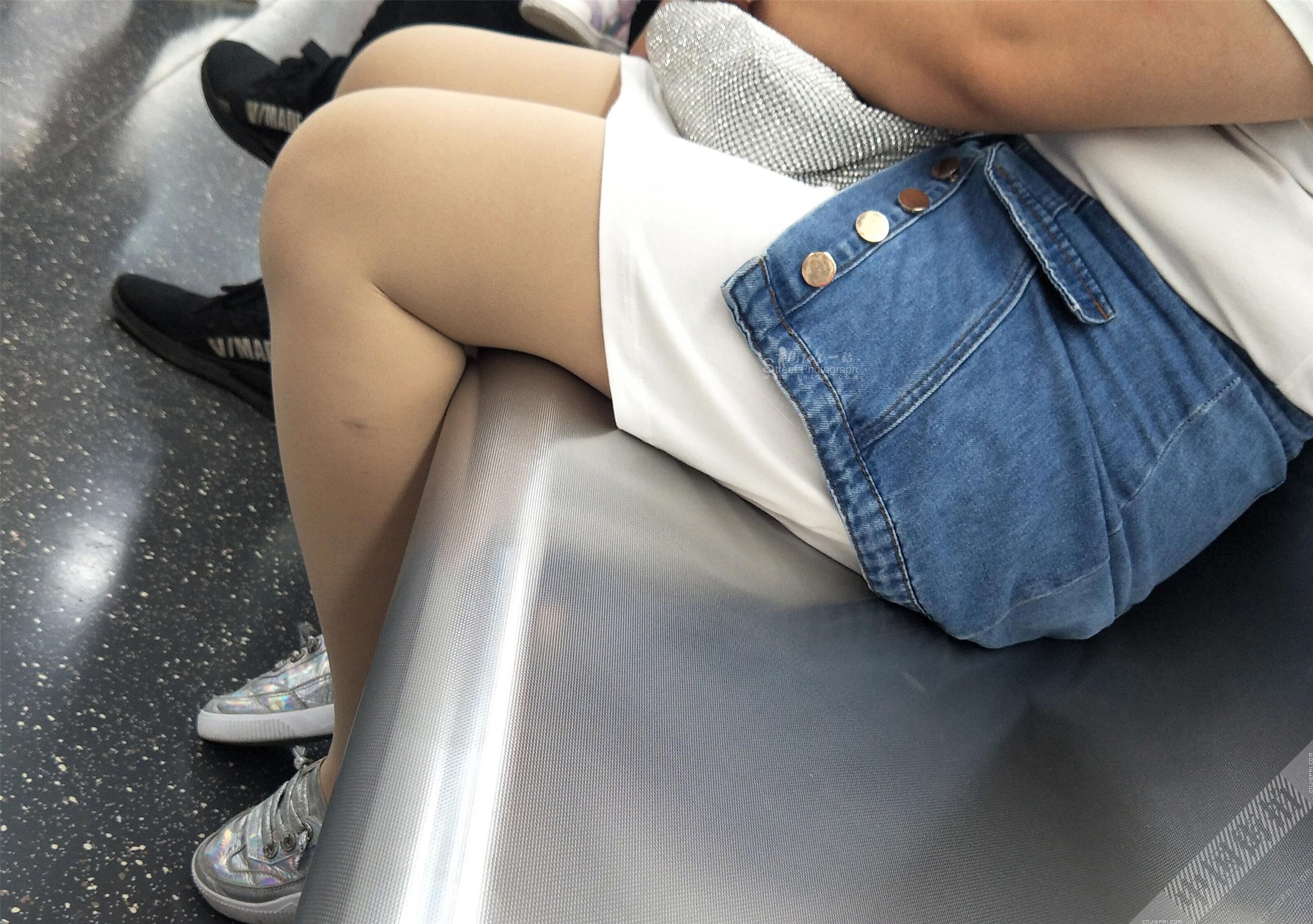 地铁里的短裙厚肉丝丰满少妇 图5