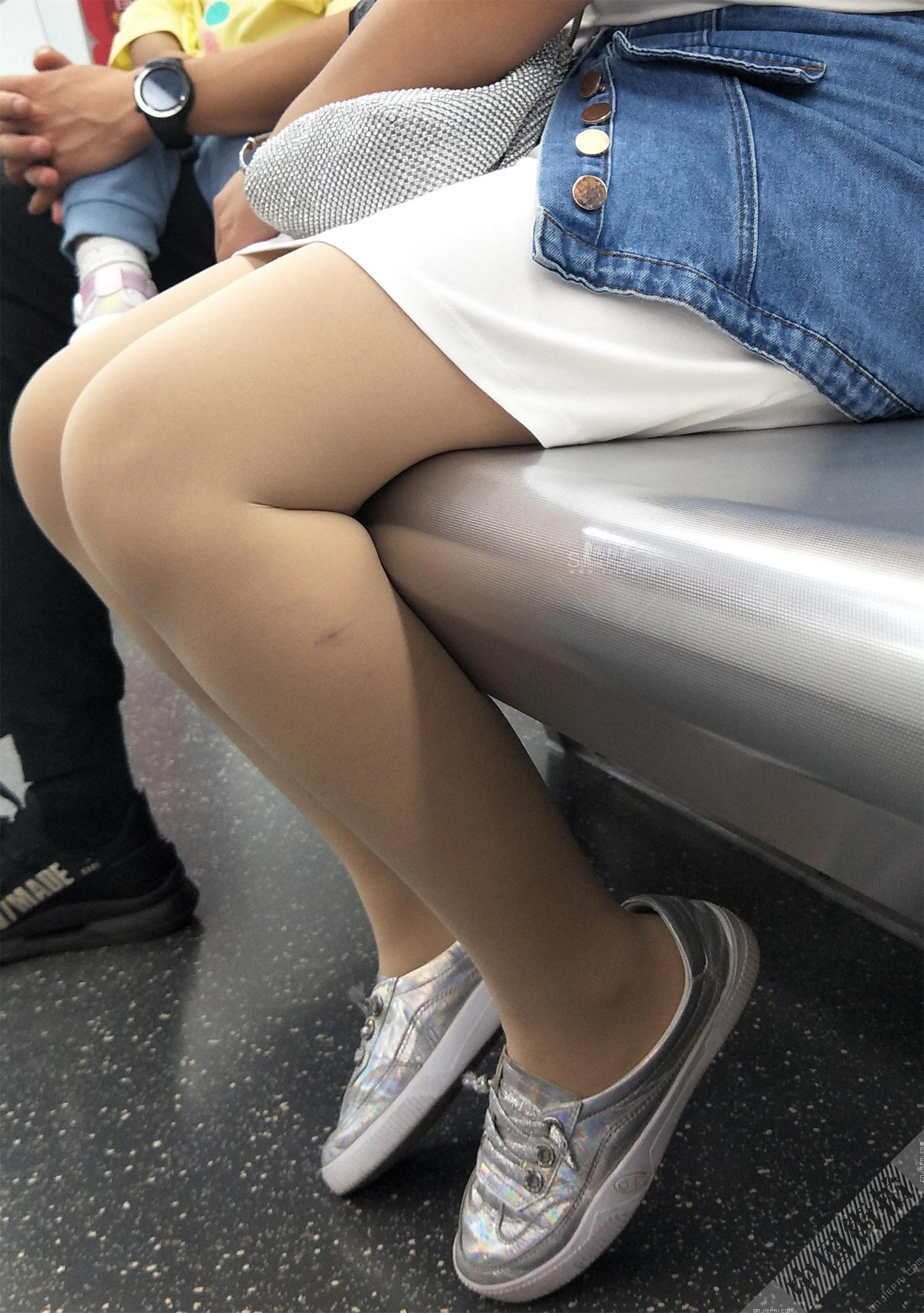 地铁里的短裙厚肉丝丰满少妇 图6