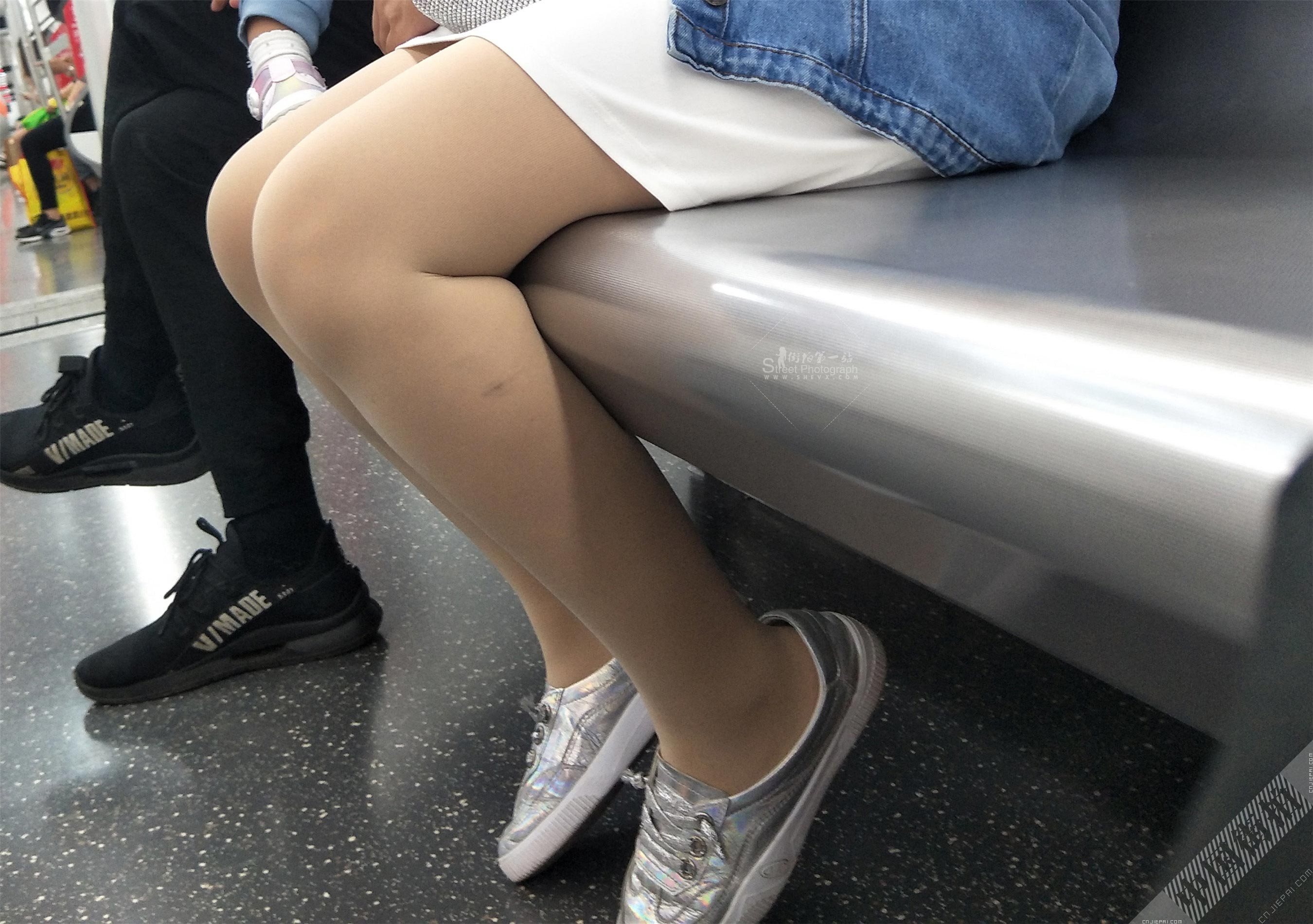 地铁里的短裙厚肉丝丰满少妇 图7