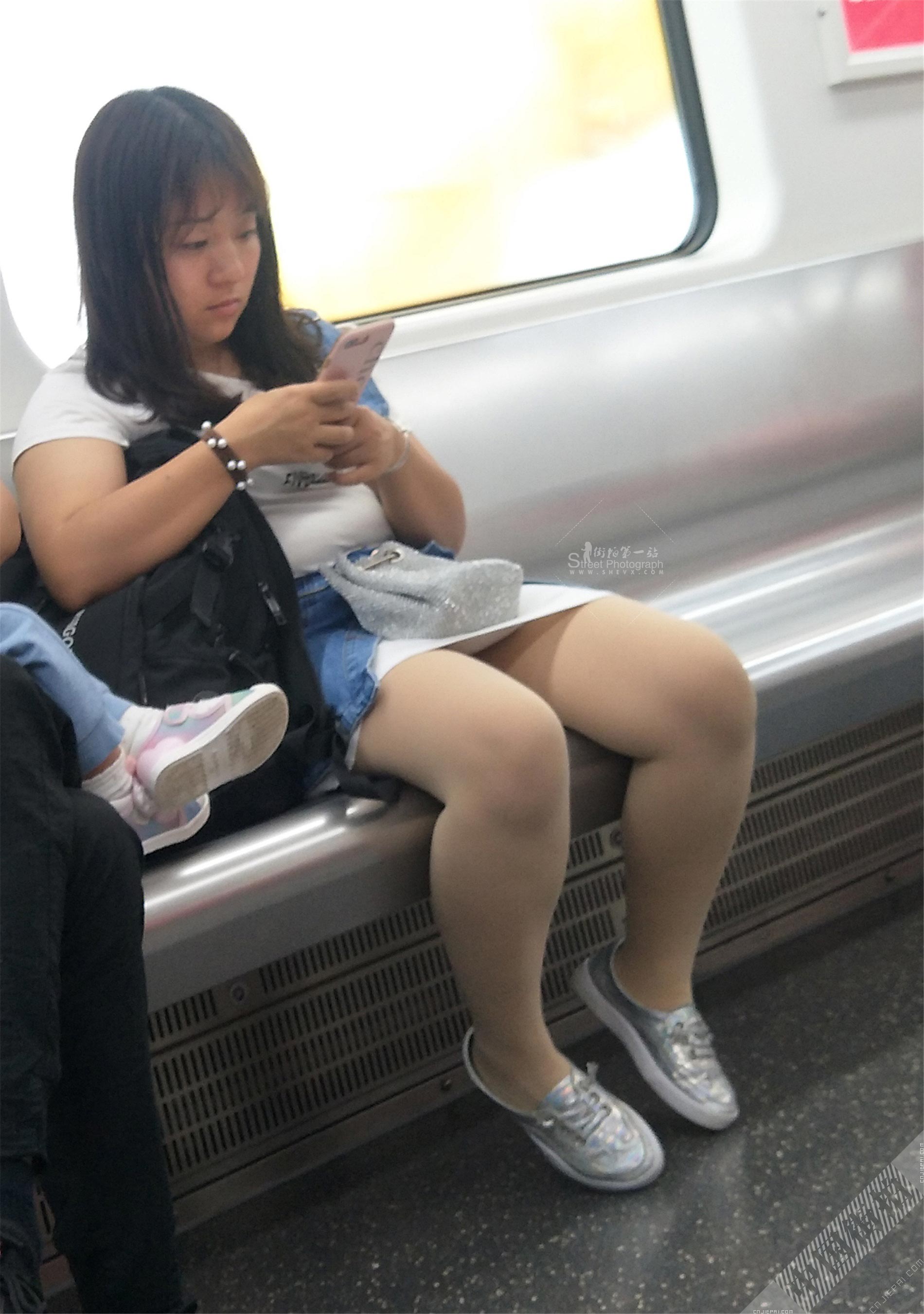 地铁里的短裙厚肉丝丰满少妇 图10