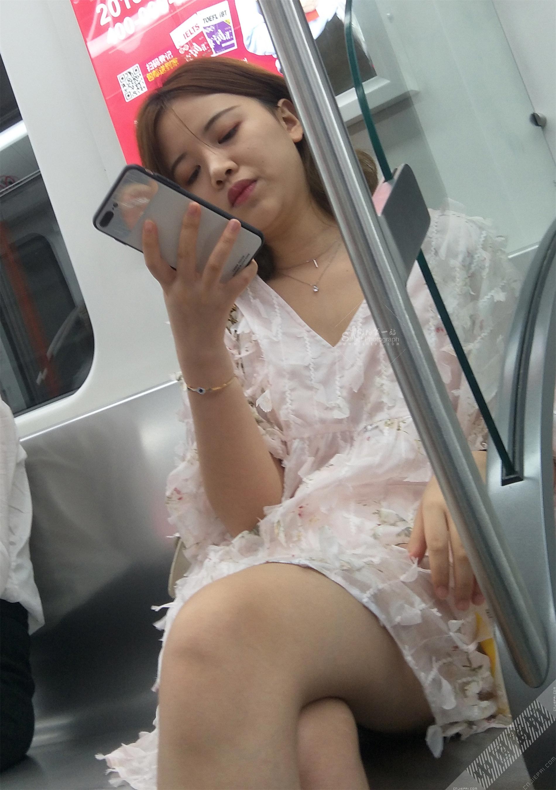 抓拍地铁上的性感半透白色连衣裙美女 图7