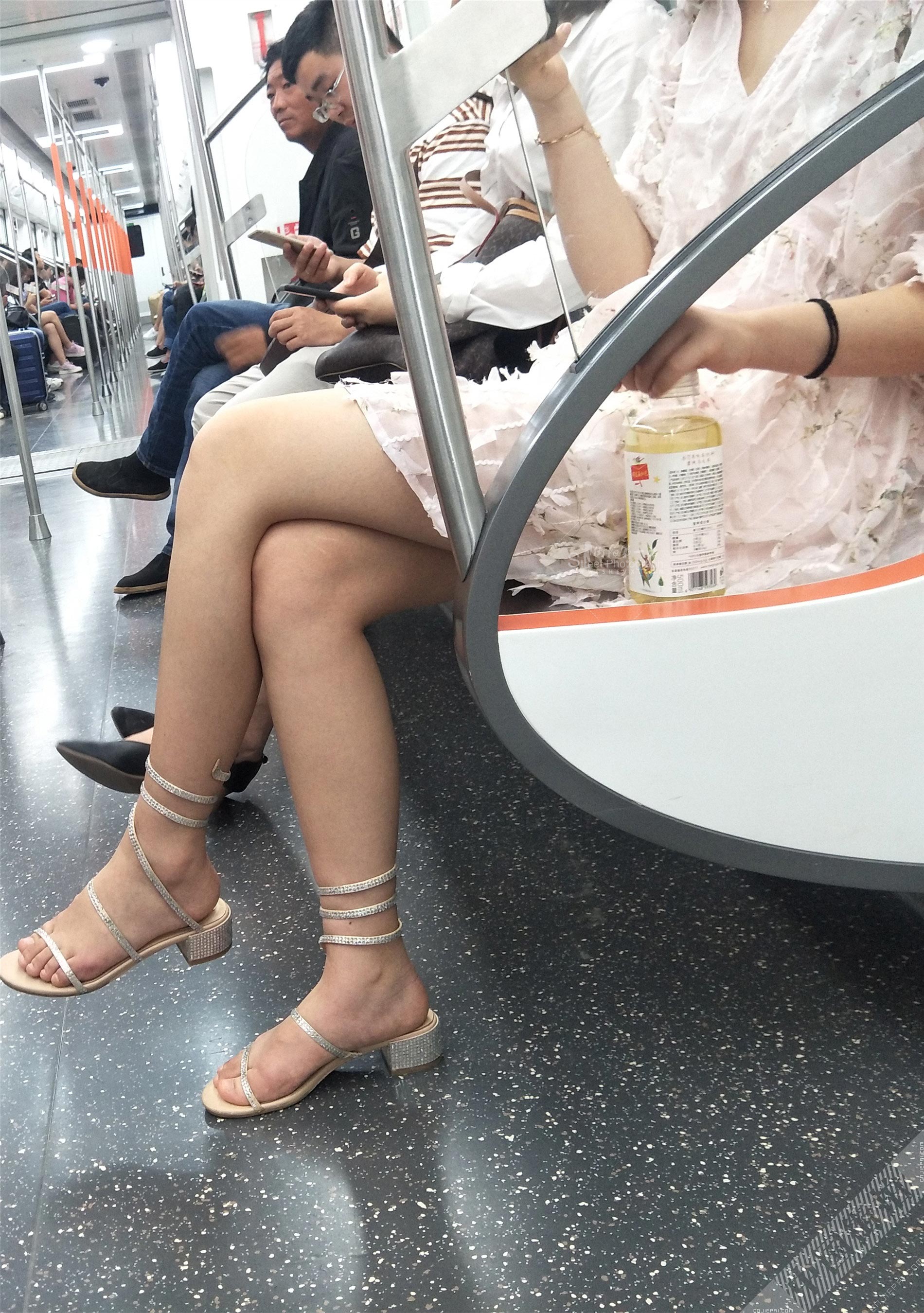 抓拍地铁上的性感半透白色连衣裙美女 图9