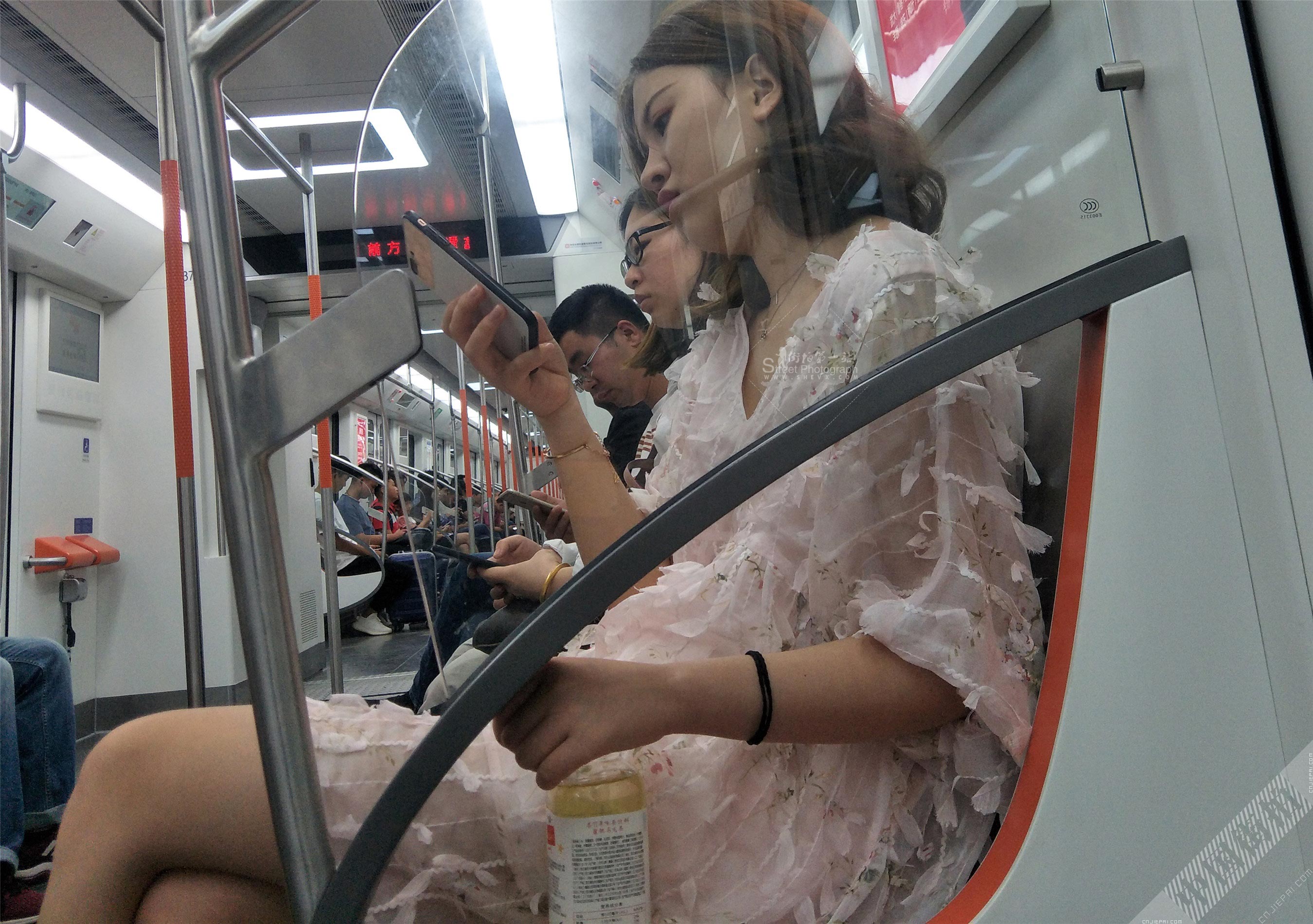 抓拍地铁上的性感半透白色连衣裙美女 图11
