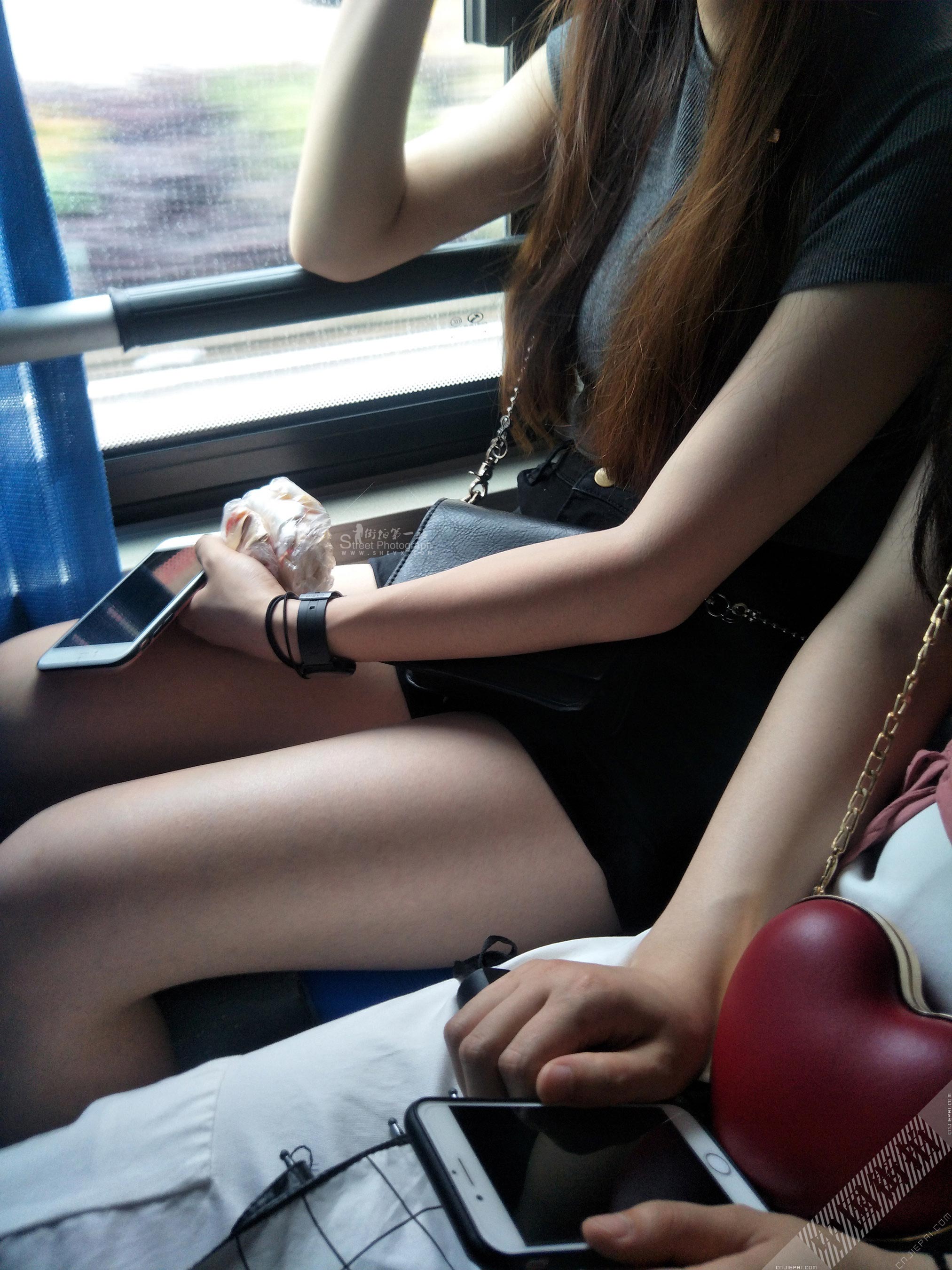 公交车上长发美女的胸部和白大腿 图2