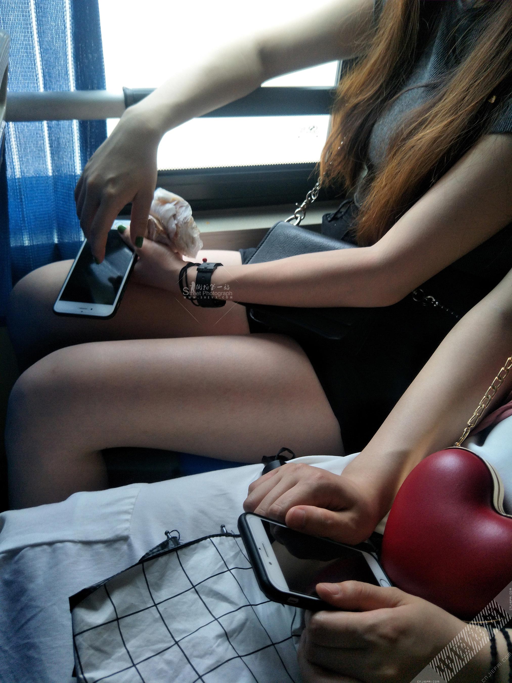 公交车上长发美女的胸部和白大腿 图7