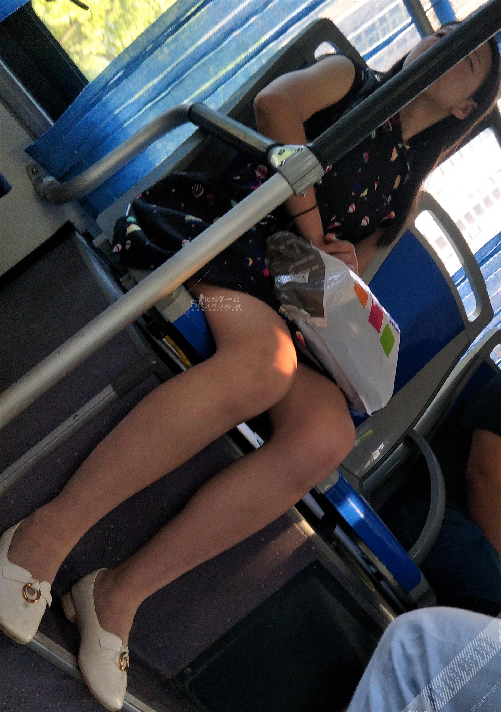 公交车上两位穿裙子的少妇 图5