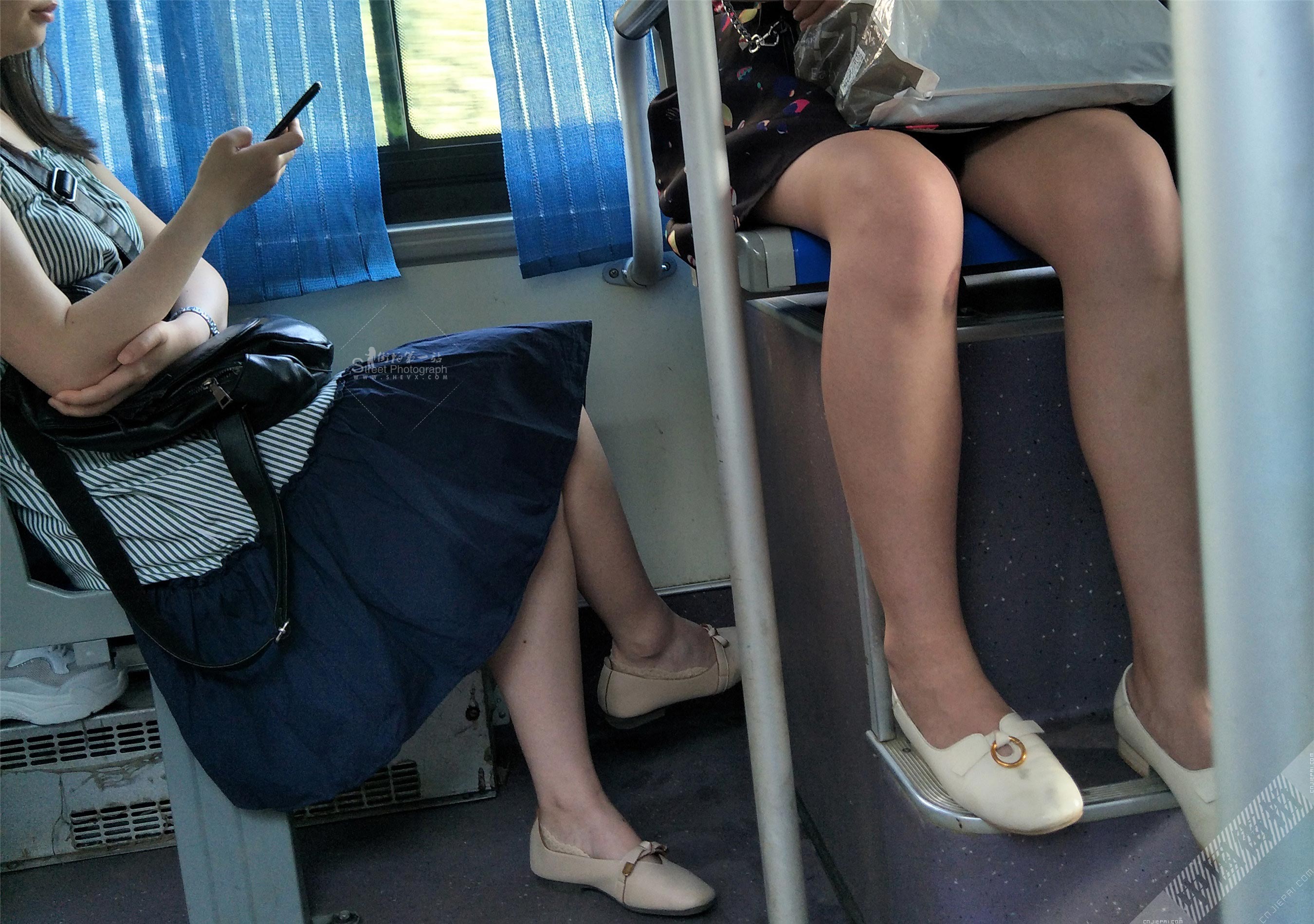 公交车上两位穿裙子的少妇 图10