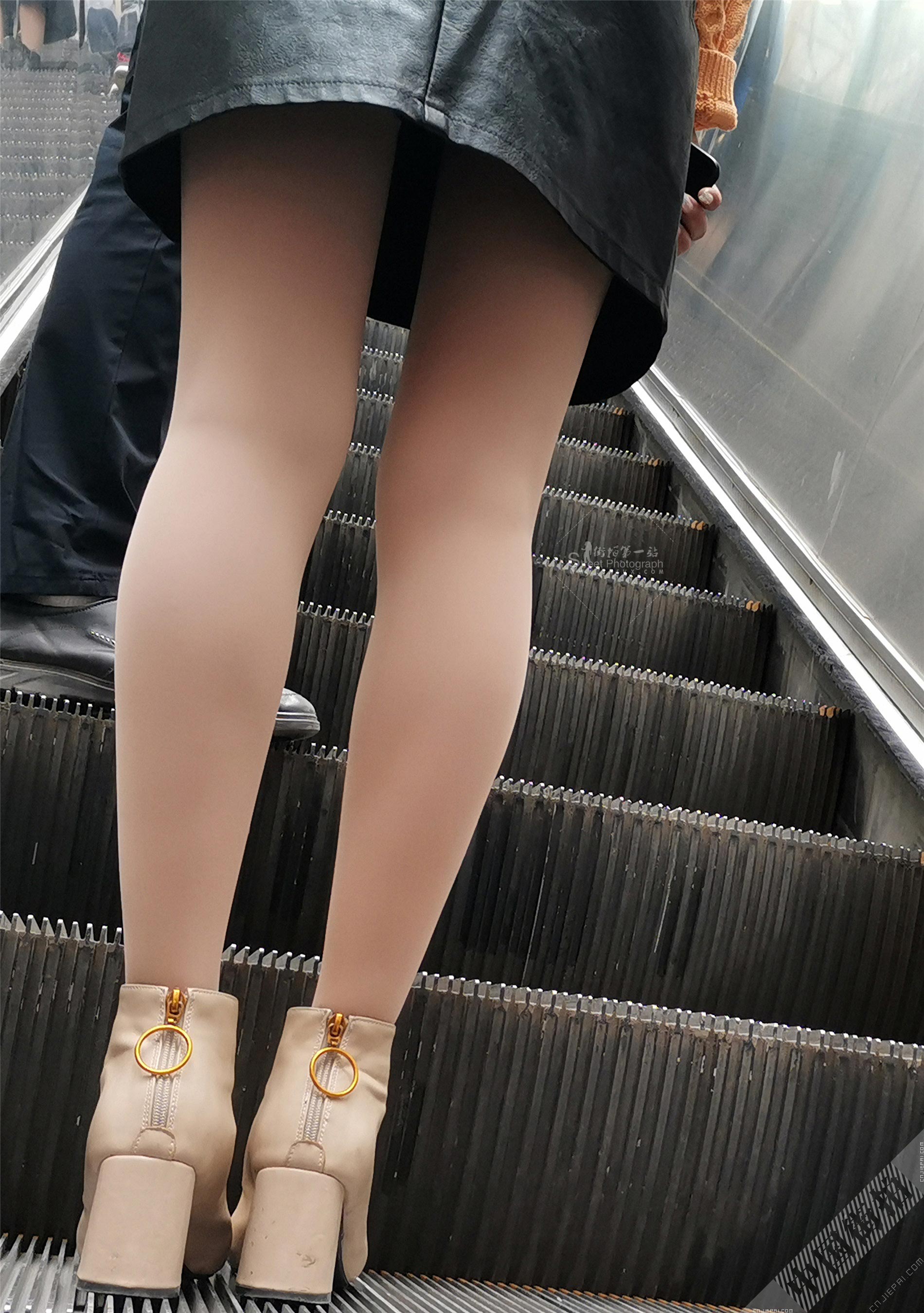 抓拍电梯上厚肉丝少妇光滑的双腿 图1