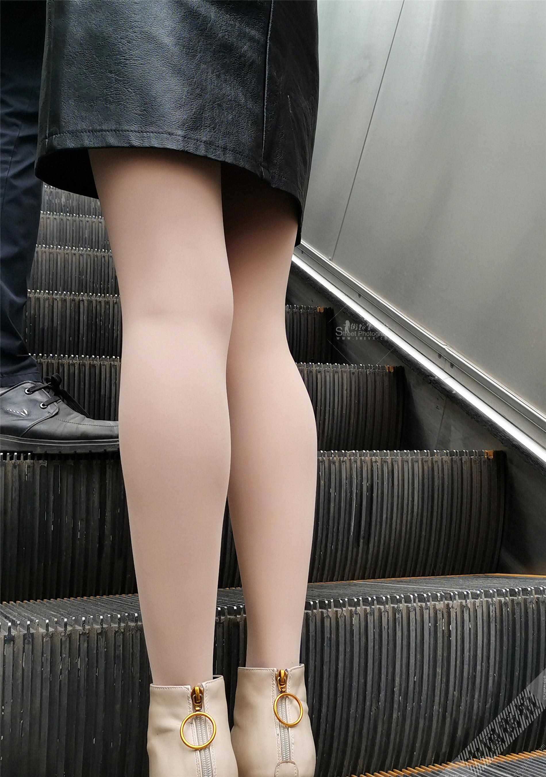 抓拍电梯上厚肉丝少妇光滑的双腿 图2