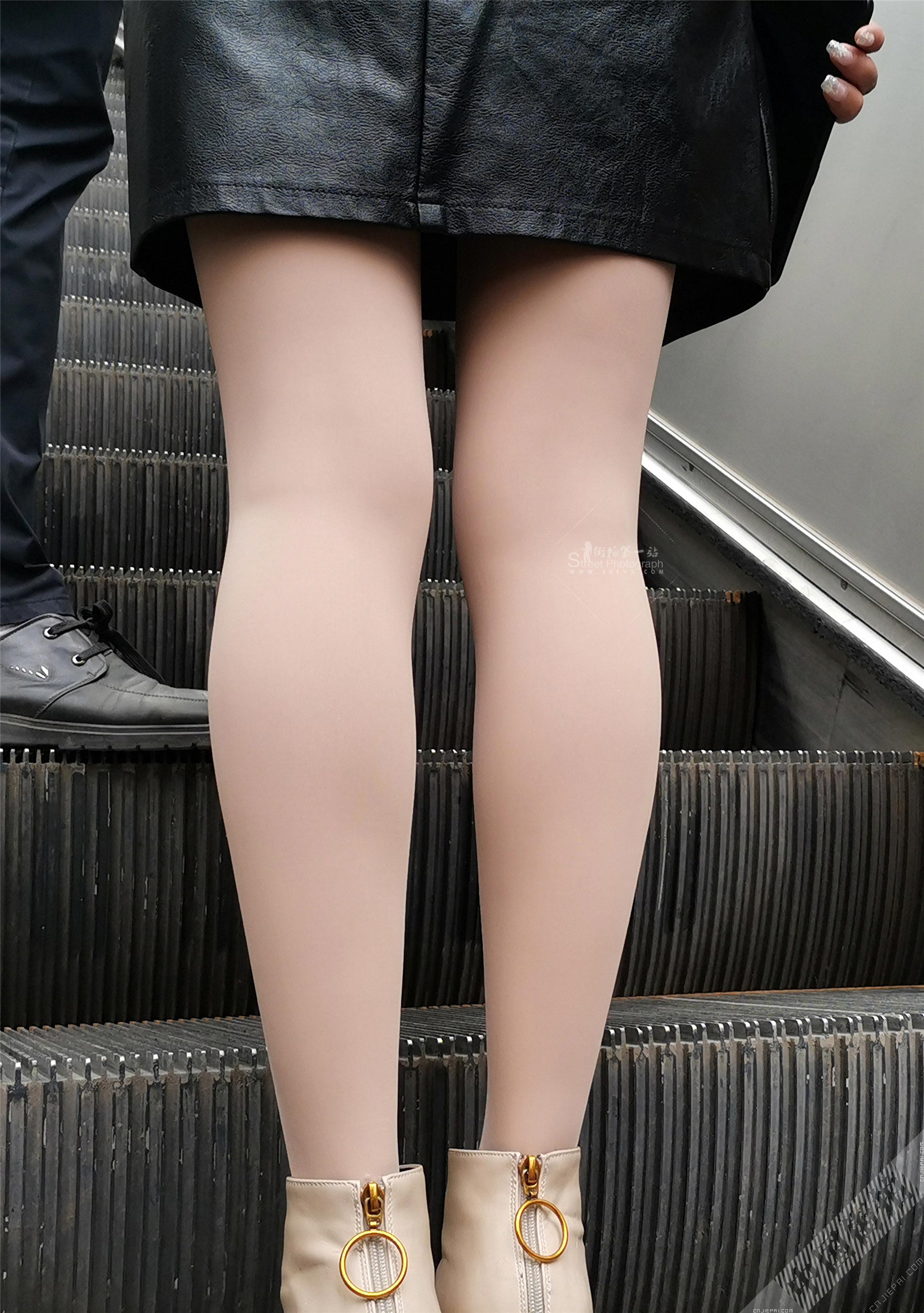 抓拍电梯上厚肉丝少妇光滑的双腿 图3